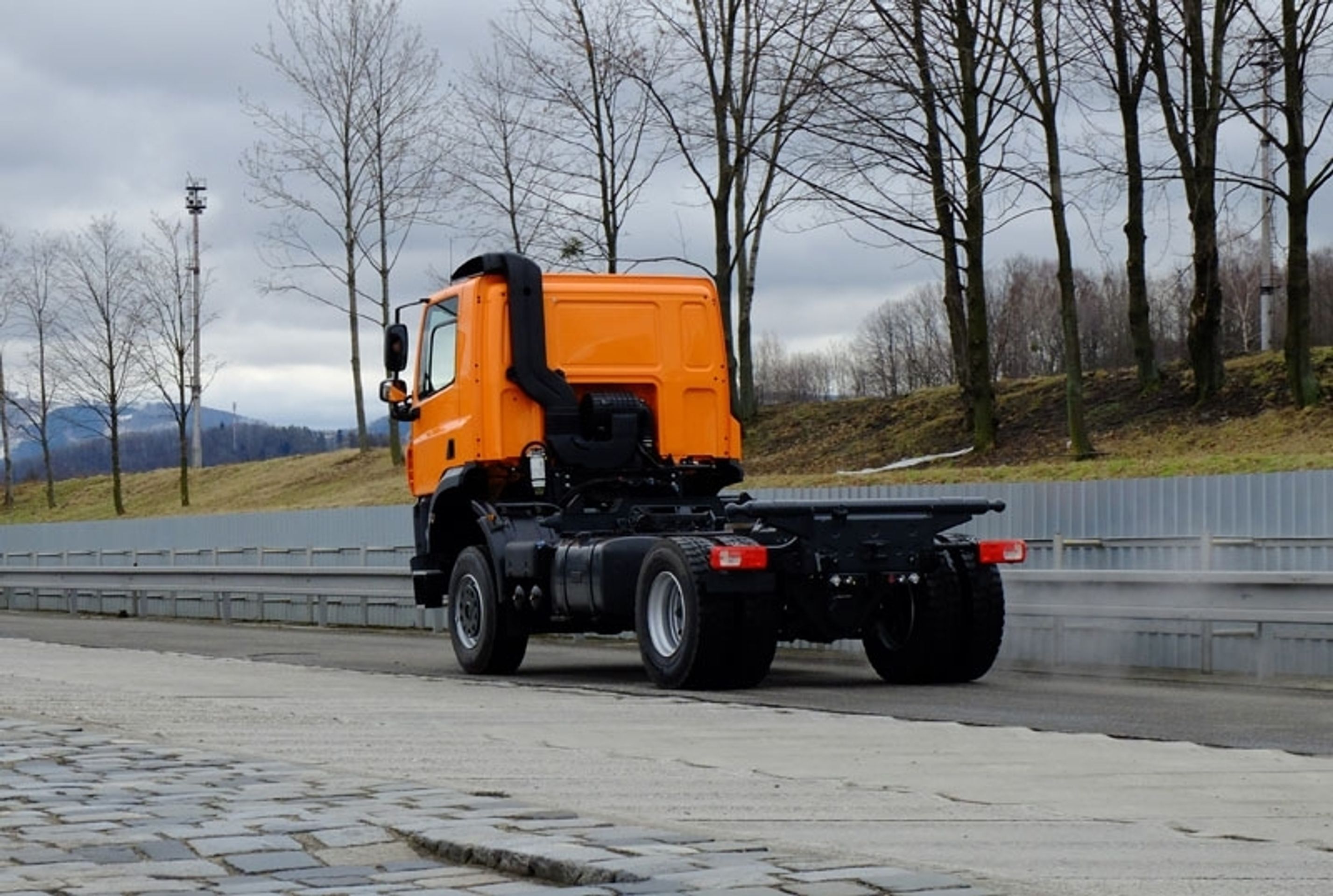 Učnovská Tatra Phoenix - 13 - Fotogalerie: Tatru Phoenix postavila desítka učňů (6/8)