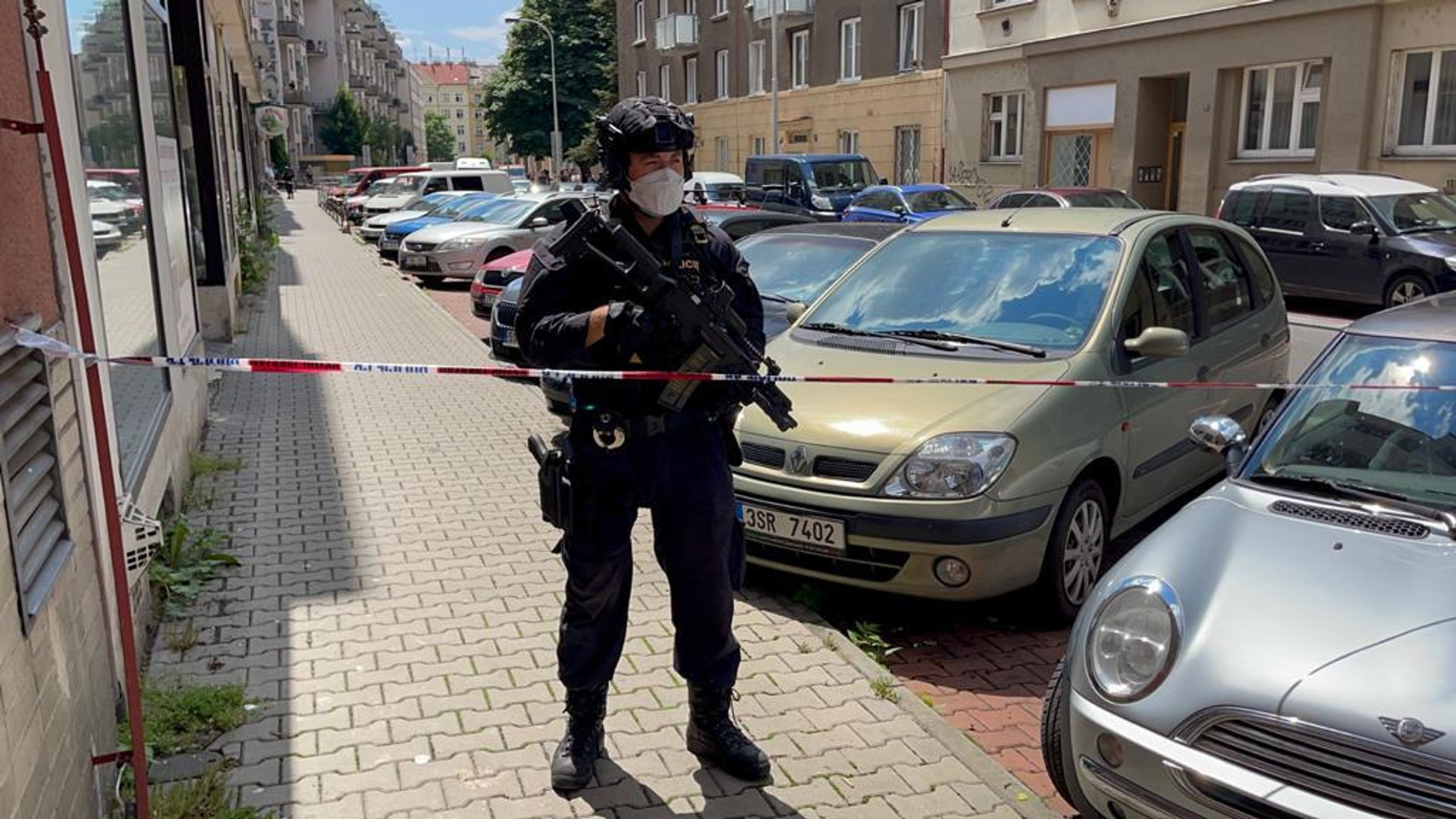 Policisté hledali násilníka, po vstupu do bytu jednoho z nich zranil výbuch - 2 - GALERIE: Policistu v Praze při vstupu do bytu zranil výbuch (8/10)