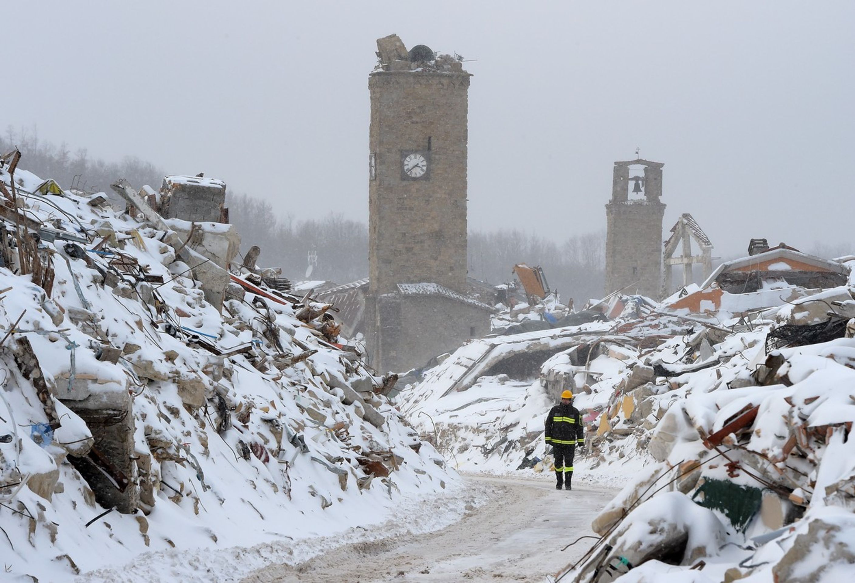 Italské město Amatrice zničené zemětřesením pokryl sníh - GALERIE: Mrazivé počasí napříč Evropou (6/6)