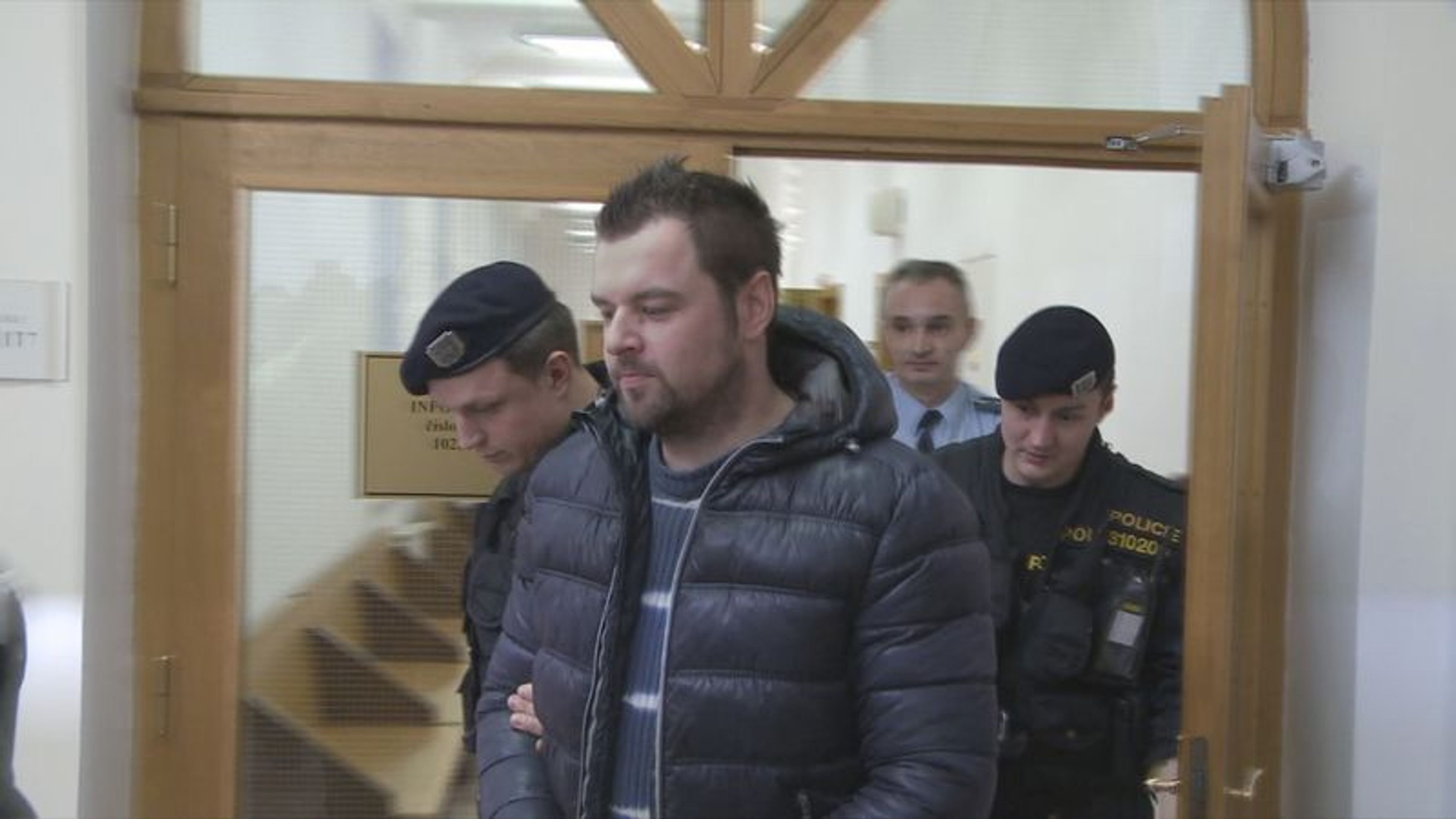 Petr Kramný je zatčen - Petr Kramný a jeho rodina (11/16)