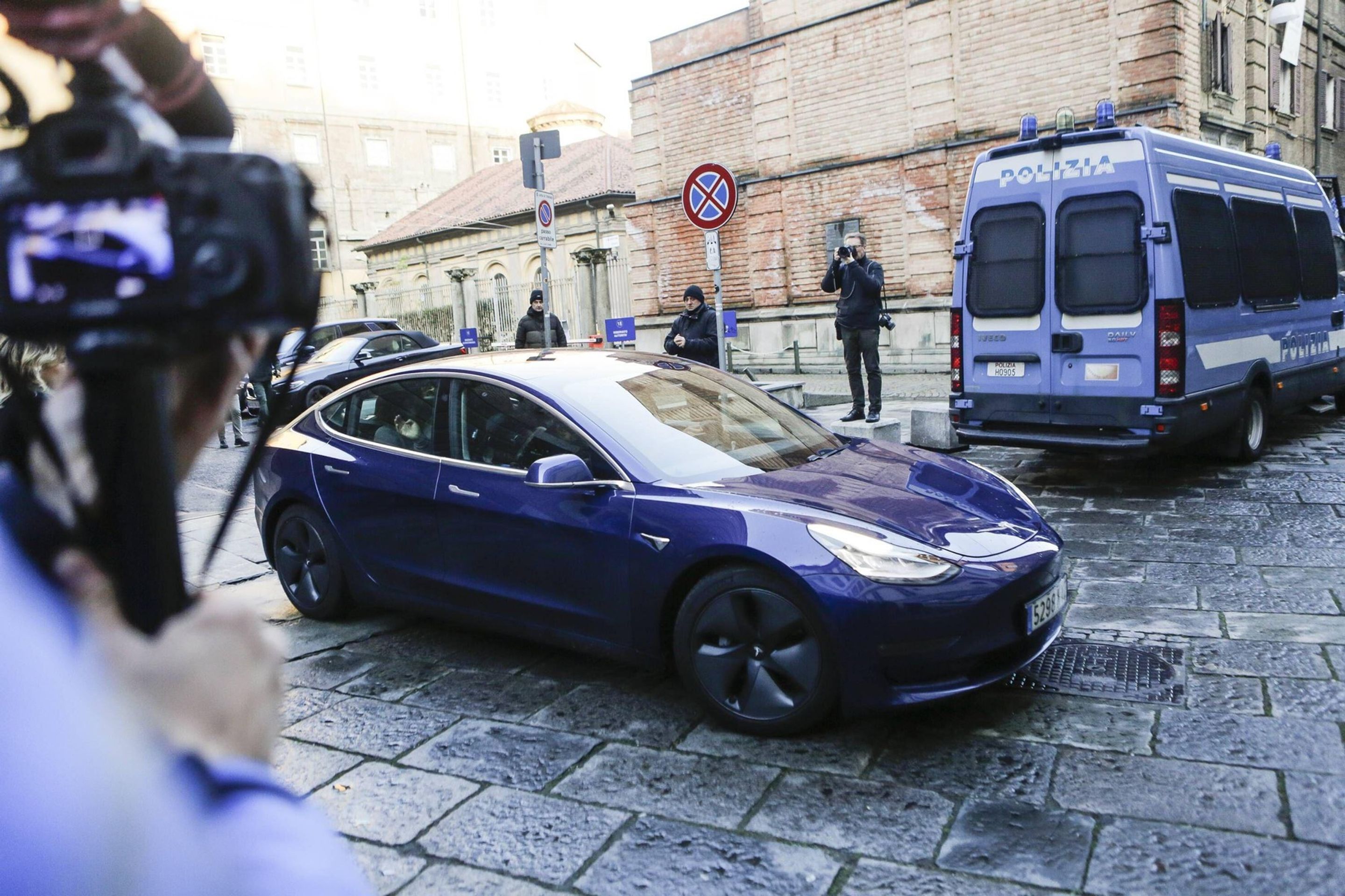 Greta Thunbergová v Itálii - Tesla - Auta známých osobností (21/21)