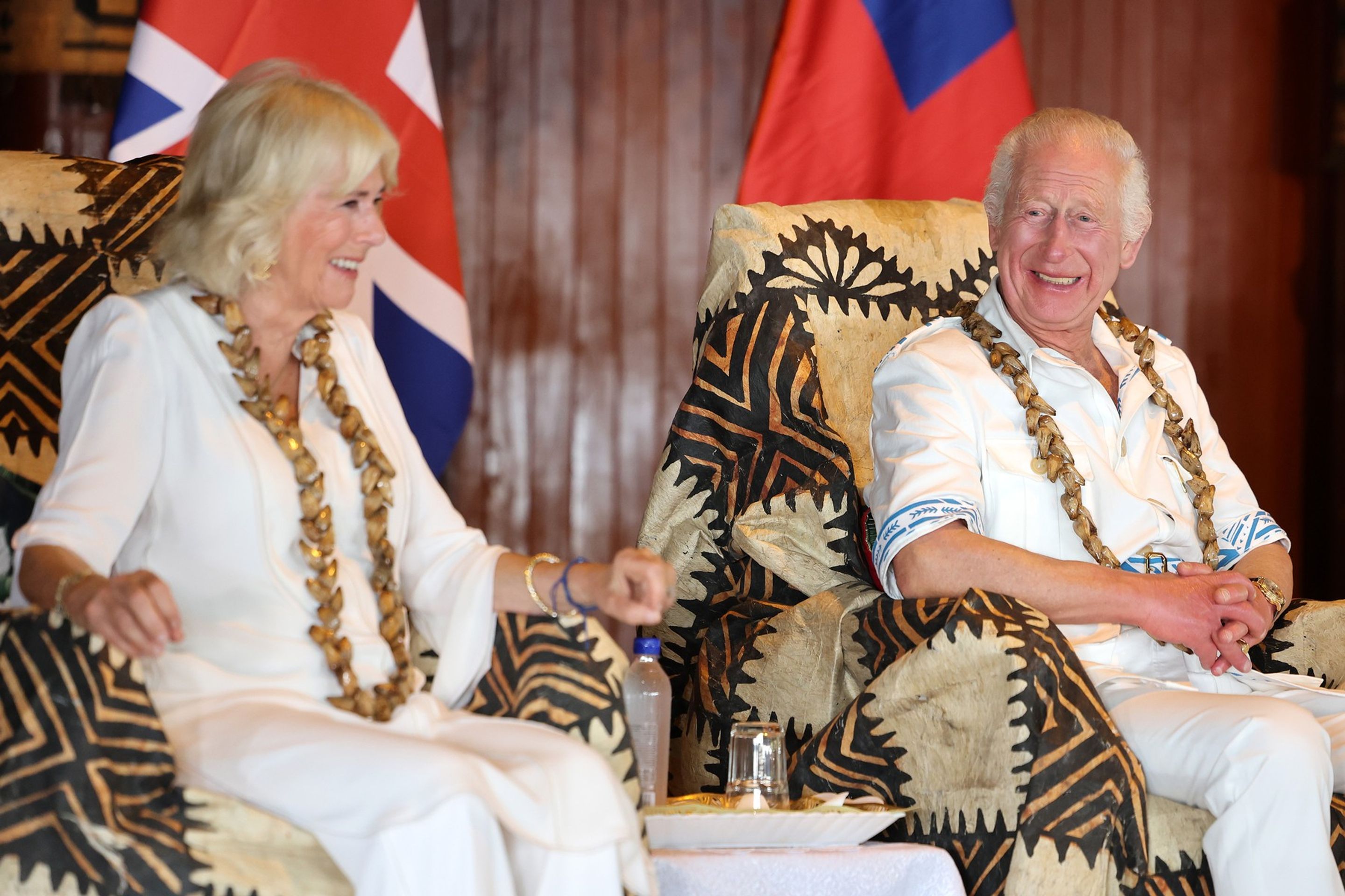 Královna Camilla a král Karel III. na setkání s místními lidmi v národním parku O Le Pupu'Pue, 24. 10. 2024 Samoa - Král Karel III. a Camilla (5/31)