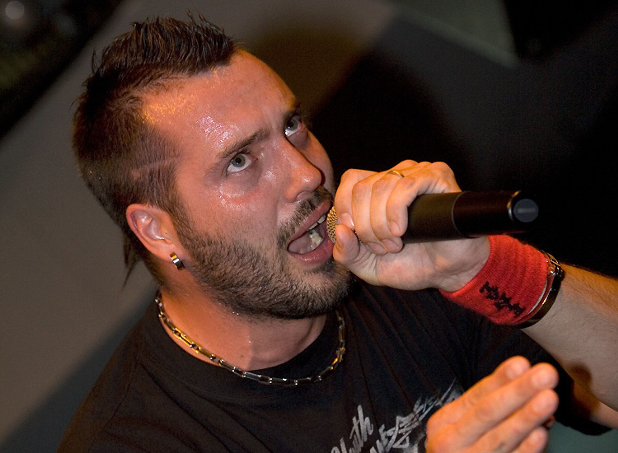 Frontman Noid Crew zpěvák Václav Noid Bárta  - Energický Noid křtí, metalačka Bílá zpívá - video (3/5)