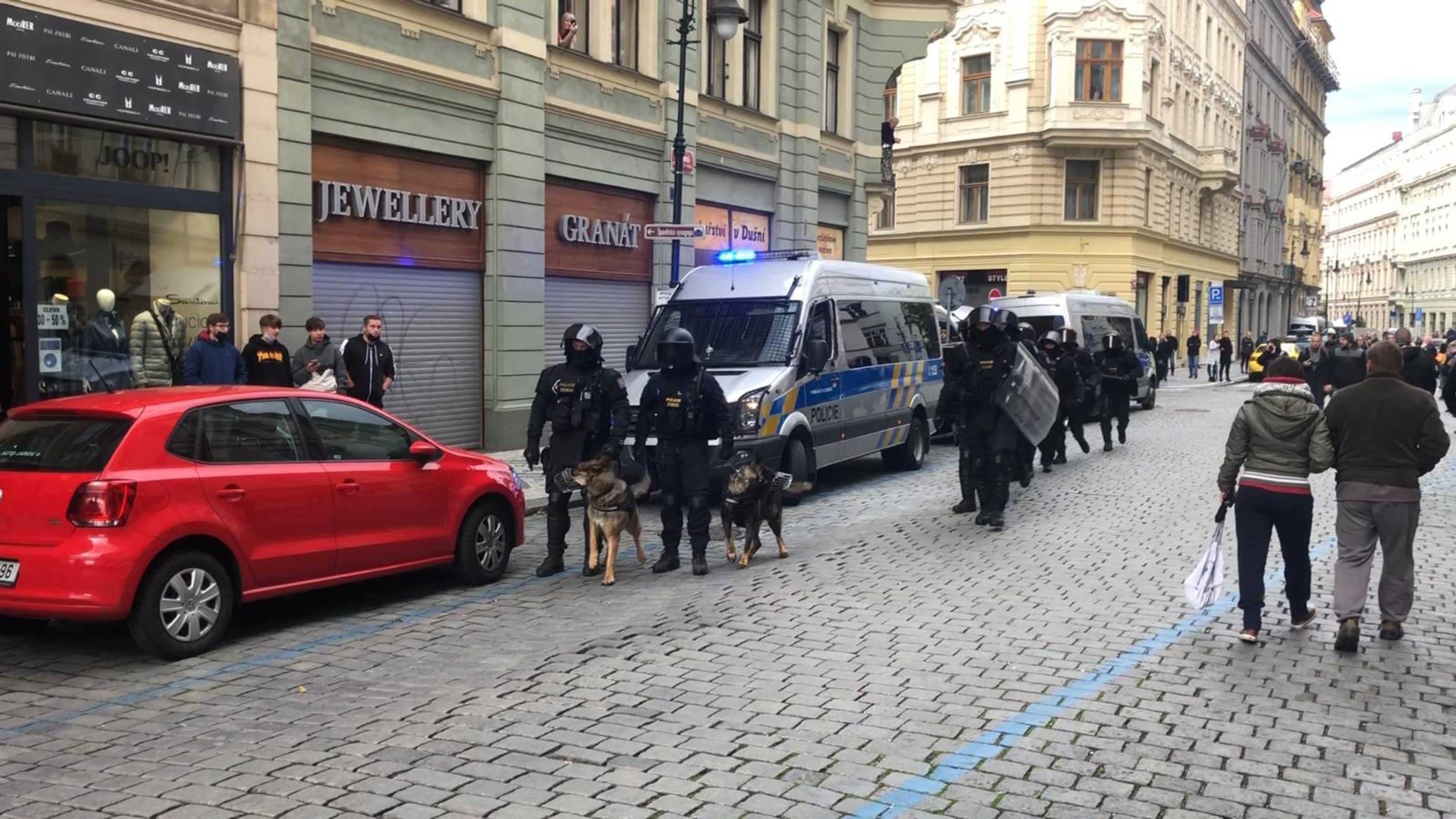 Demonstrace fotbalových chuligánů na Staroměstském náměstí se vyhrotila - 2 - GALERIE: Protestní akce na Staroměstském náměstí se zvrhla (22/23)