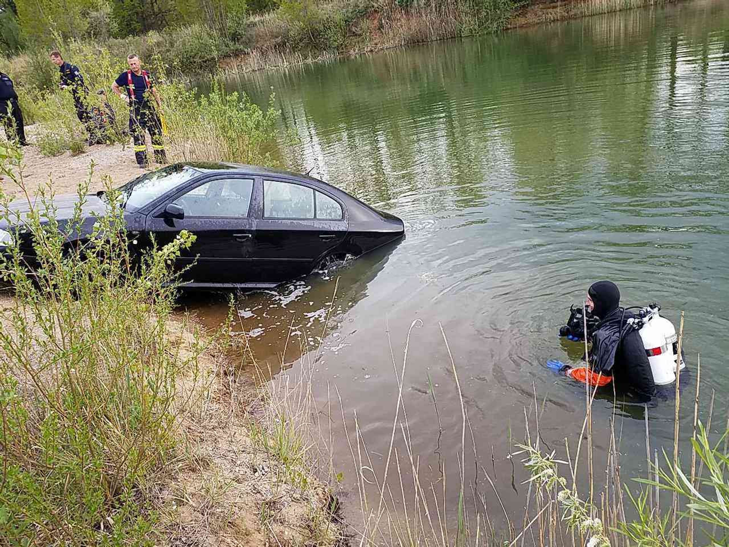 Hasiči vytahovali auto z vody - 10 - Fotogalerie: Oktávku museli vytáhnout potápěči (6/6)