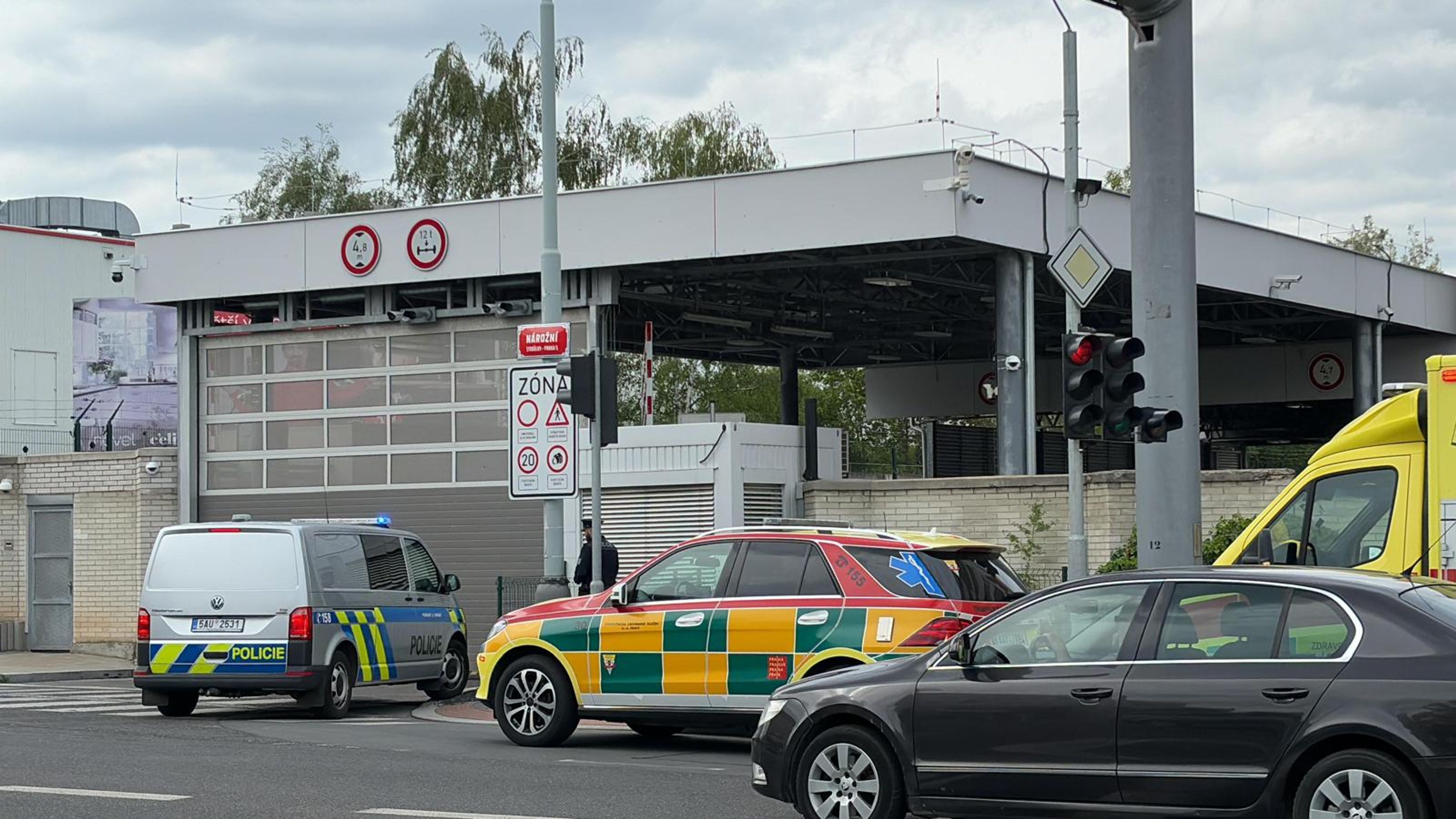 Zásah hasičů, záchranářů a policie v budově BIS v Praze (5) - Zásah hasičů, záchranářů a policie v budově BIS v Praze (6/6)