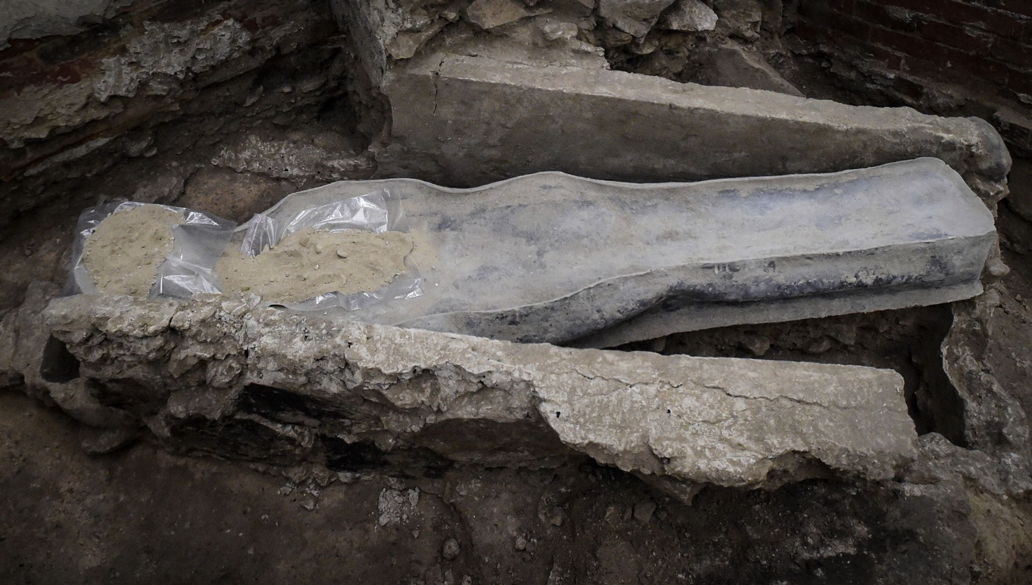 Sarkofág objevený pod katedrálou Notre Dame - Archeologický nález v katedrále Notre Dame (3/4)