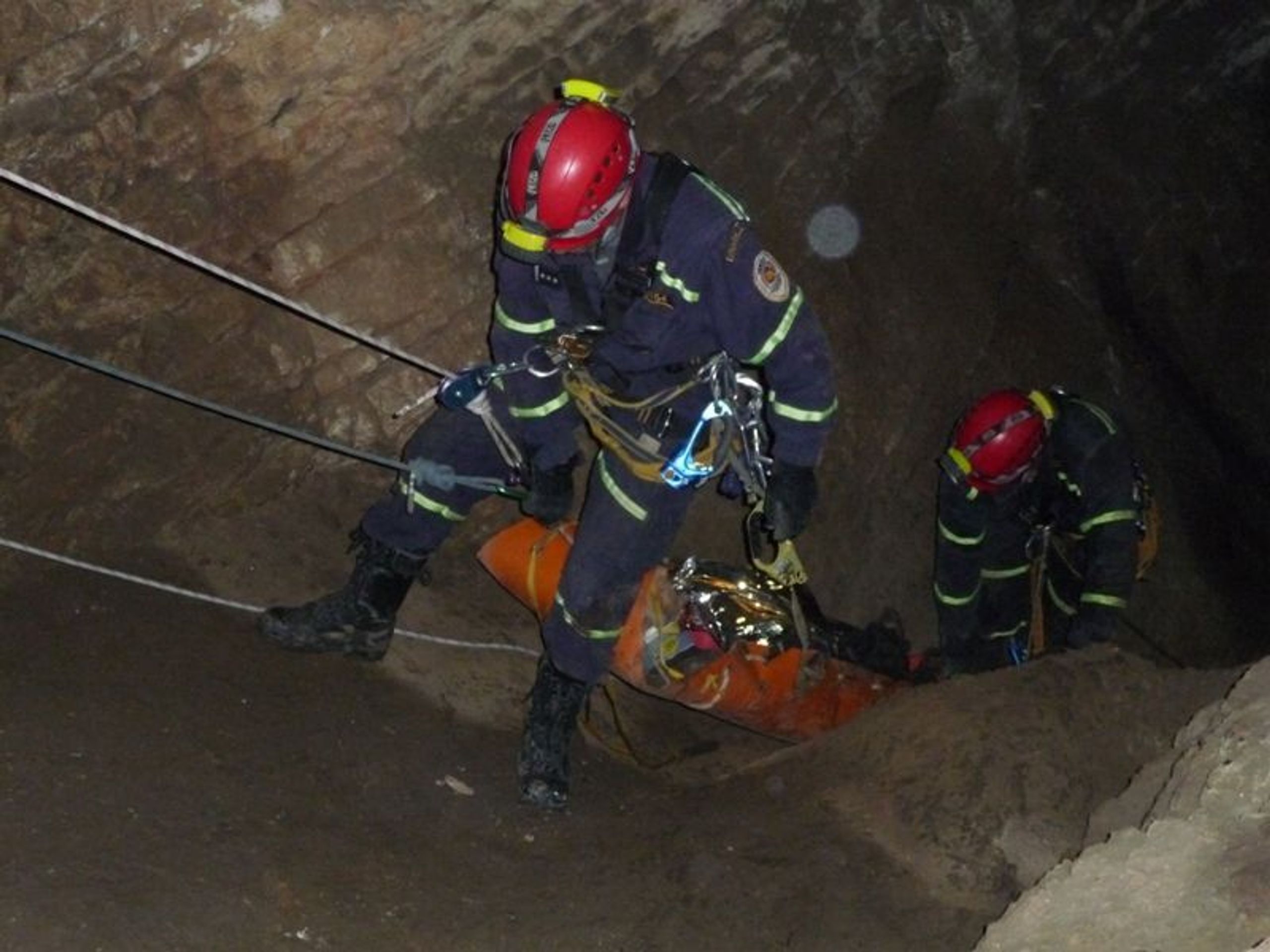Záchrana muže uvězněného čtyři dny v jeskyni na Berounsku-5 - FOTOGALERIE: Záchrana muže uvězněného čtyři dny v jeskyni na Berounsku (5/7)