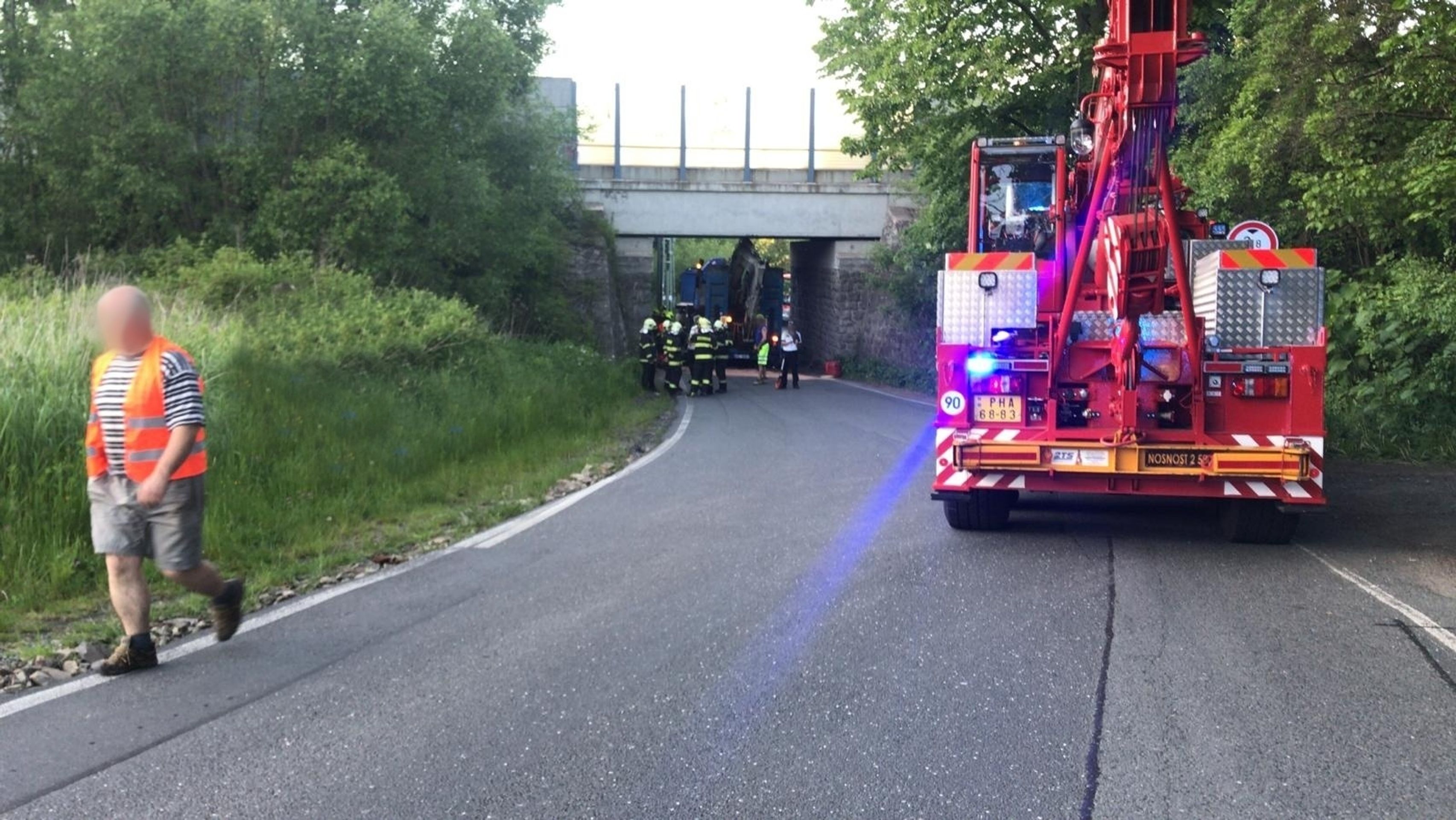 Souprava převážející bagr zablokovala viadukt ve Všestarech - 5 - GALERIE: Souprava převážející bagr zablokovala viadukt ve Všestarech (5/8)