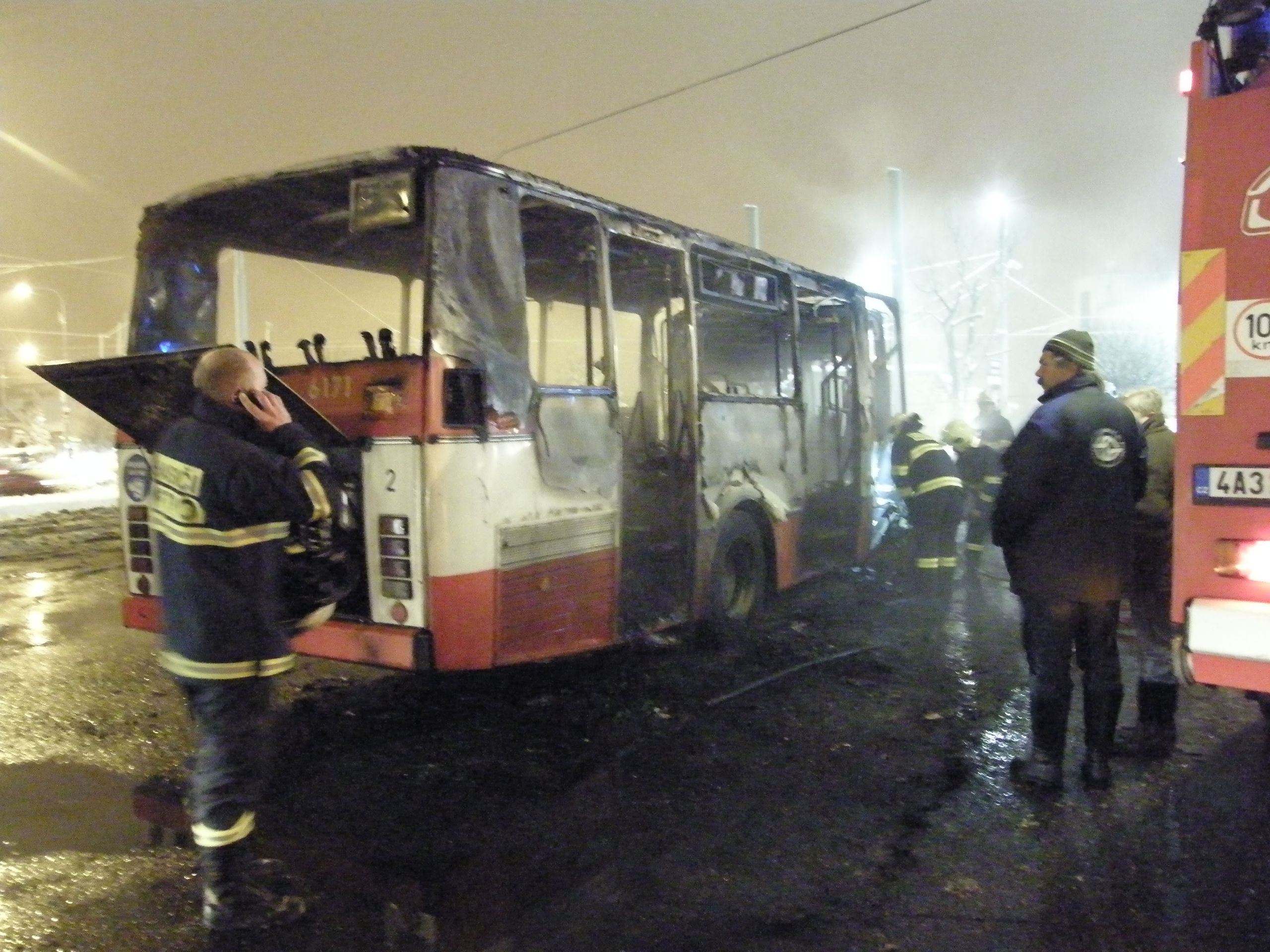 V pražských Kobylisích téměř shořel autobus MHD-4 - GALERIE: v pražských Kobylisích téměř shořel autobus MHD (3/4)