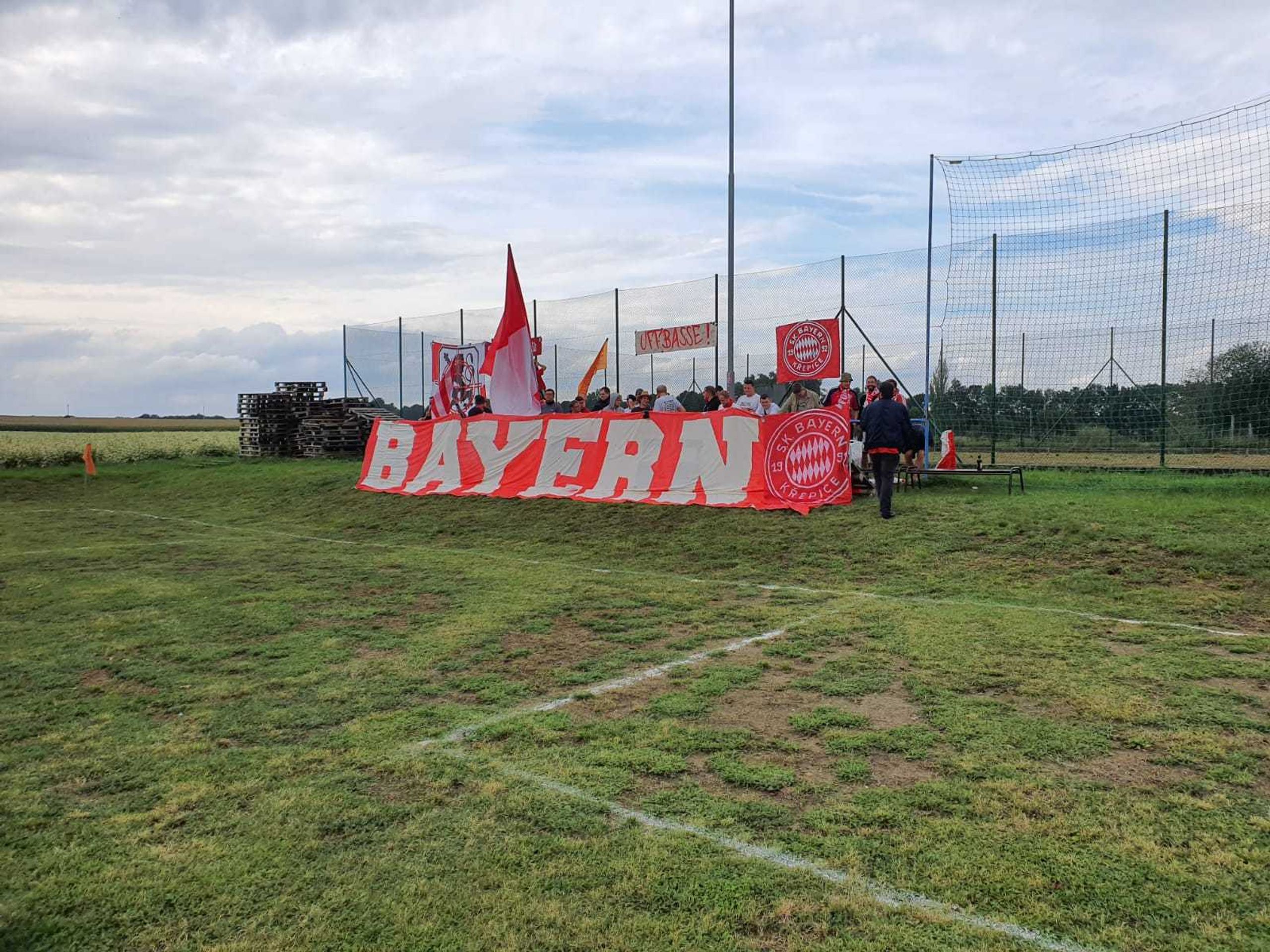 Do Křepic přijeli fanoušci Bayernu Mnichov podpořit domácí Bayern - 2 - GALERIE: Když do Křepic přijeli fanoušci Bayernu Mnichov (9/10)