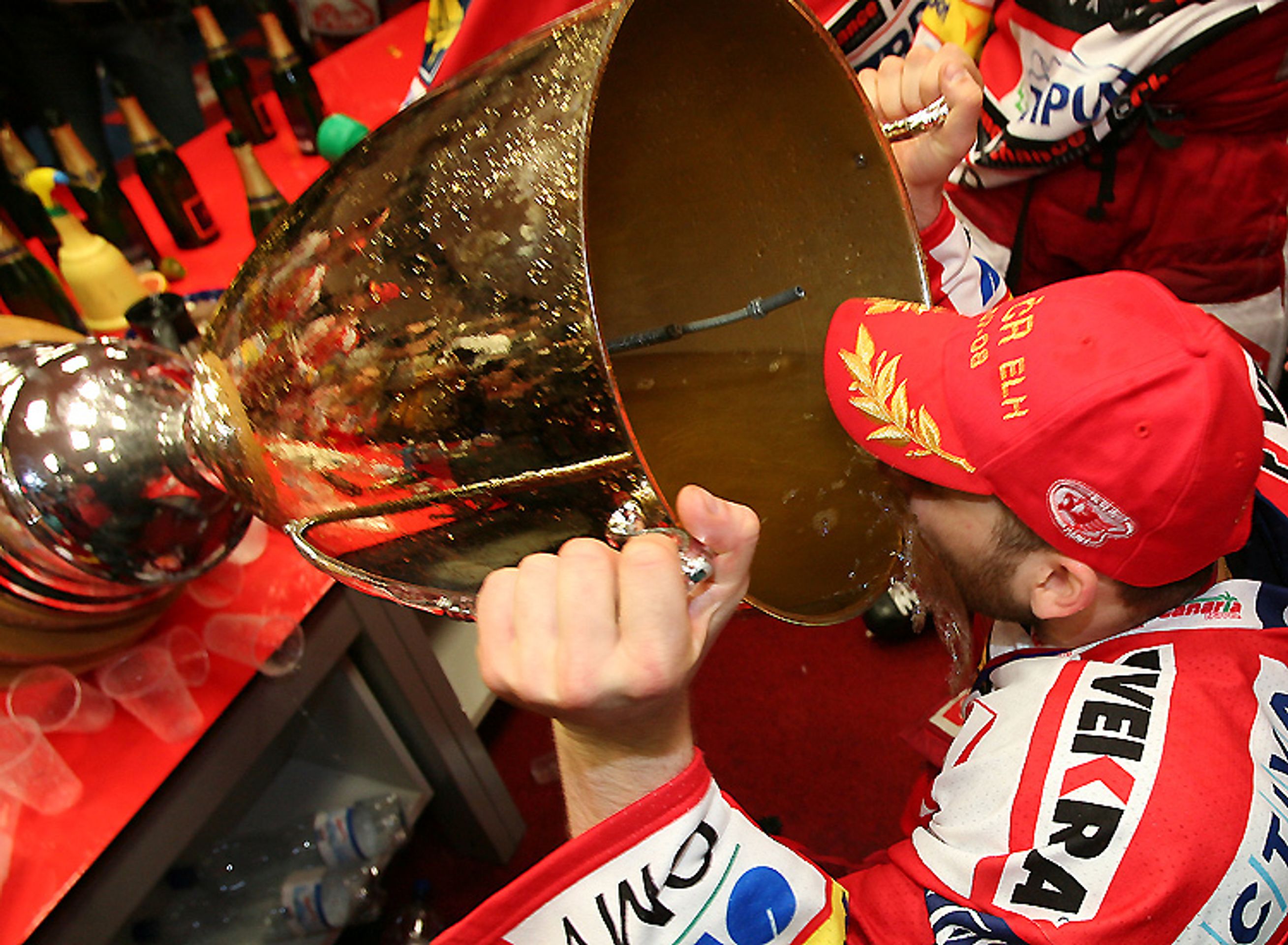 HC Slavia Praha získala mistrovský titul - VIDEO: Jak se slaví hokejový titul? (1/4)