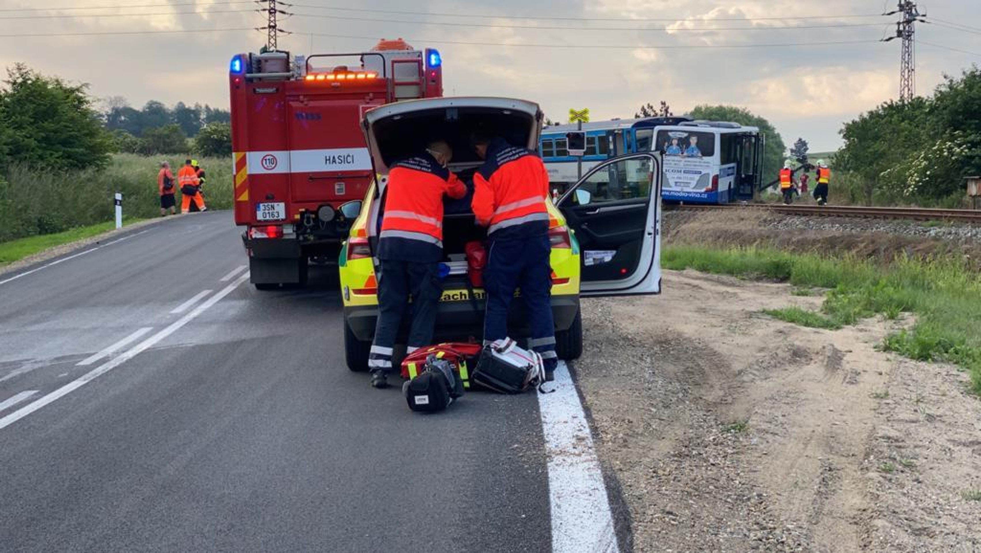 Nehoda na Benešovsku - 1 - GALERIE: Srážka autobusu s vlakem na Benešovsku (6/17)