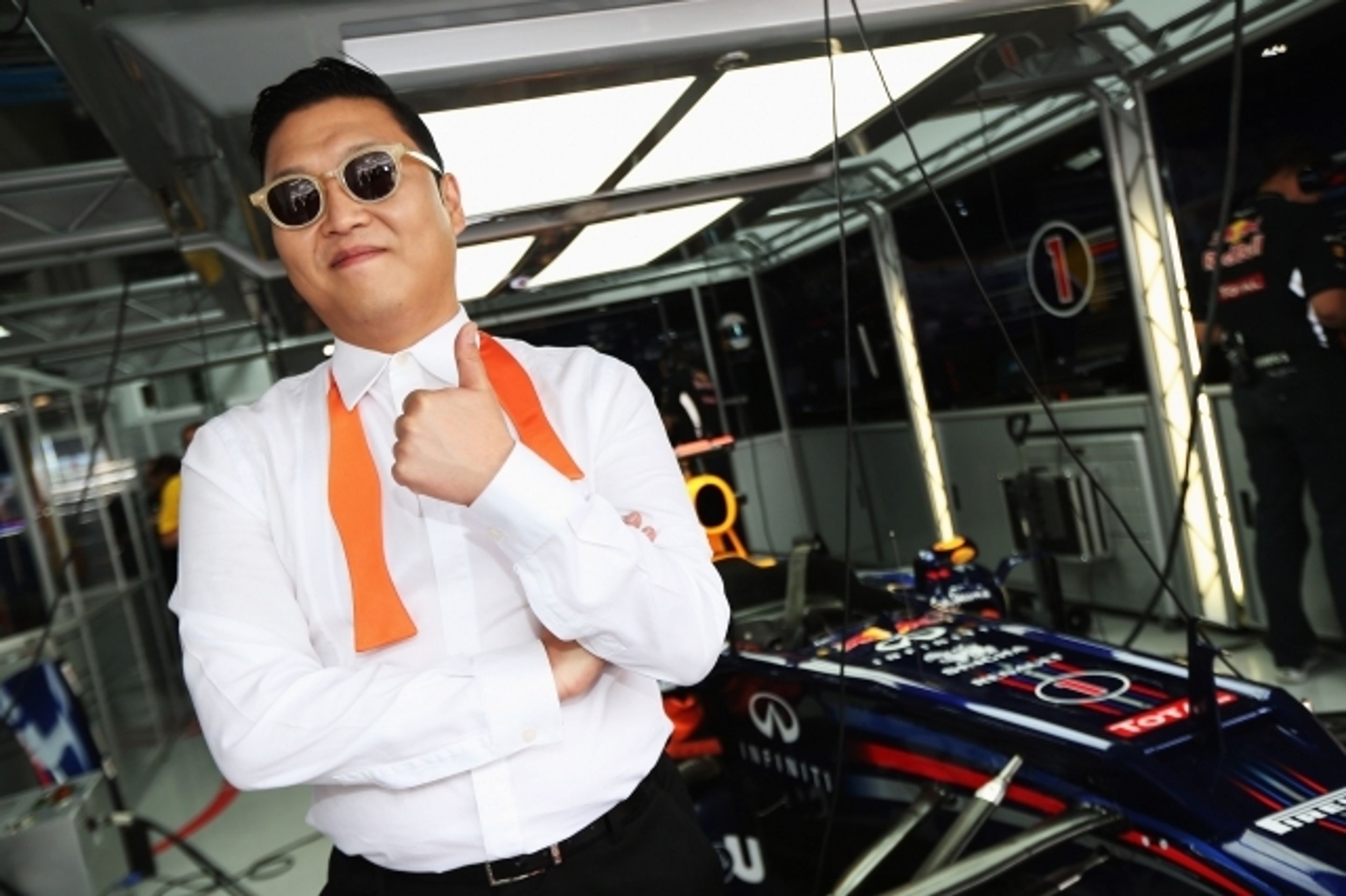 Vettel, Webber, Psy a Gangnam style - 7 - GALERIE: Vettel, Webber, Psy a gangnam style (6/11)