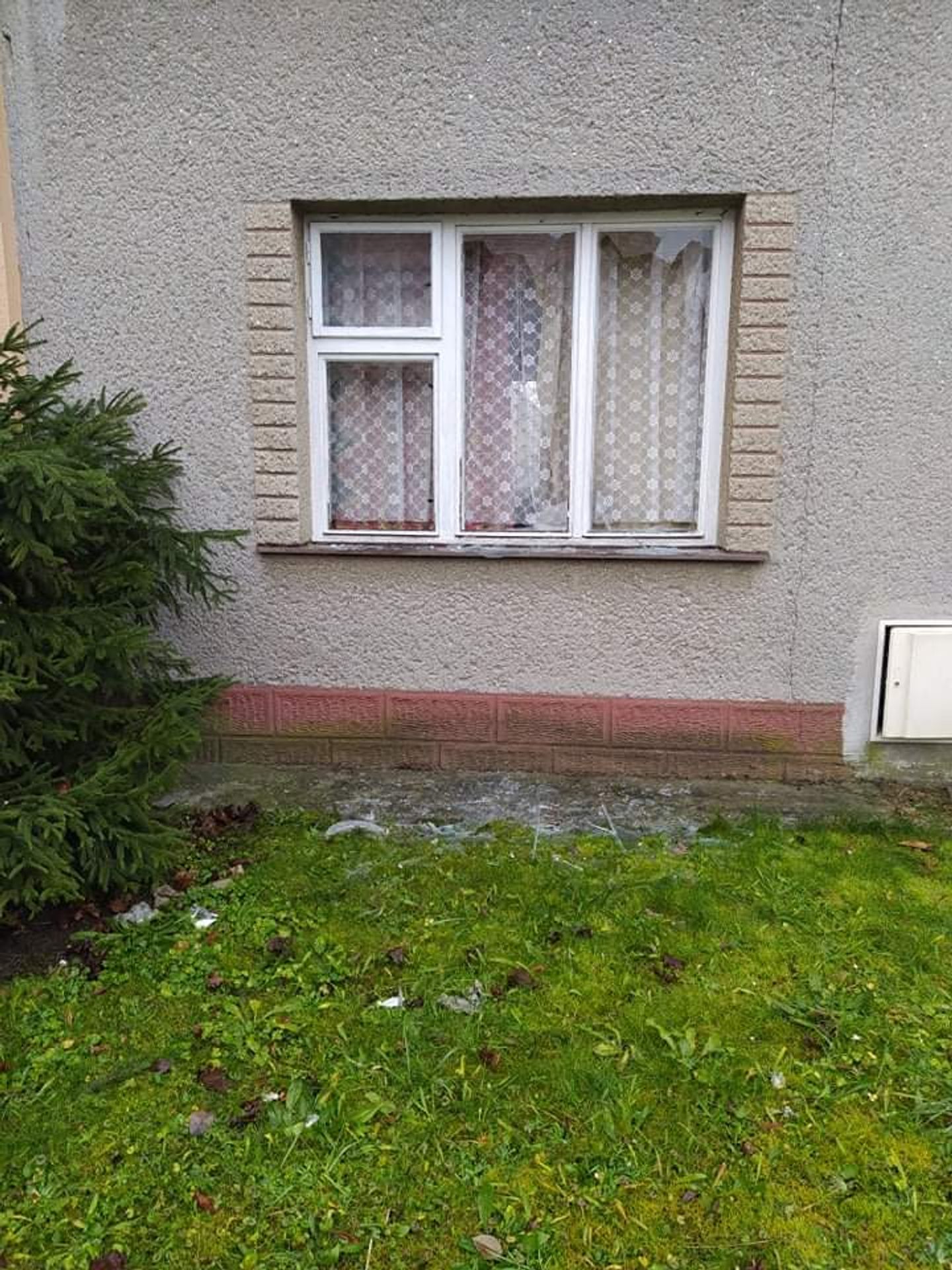 Exploze ohňostroje v Dolním Němčí poškodila několik domů - 6 - GALERIE: Výbuch ohňostroje poškodil domy (8/10)