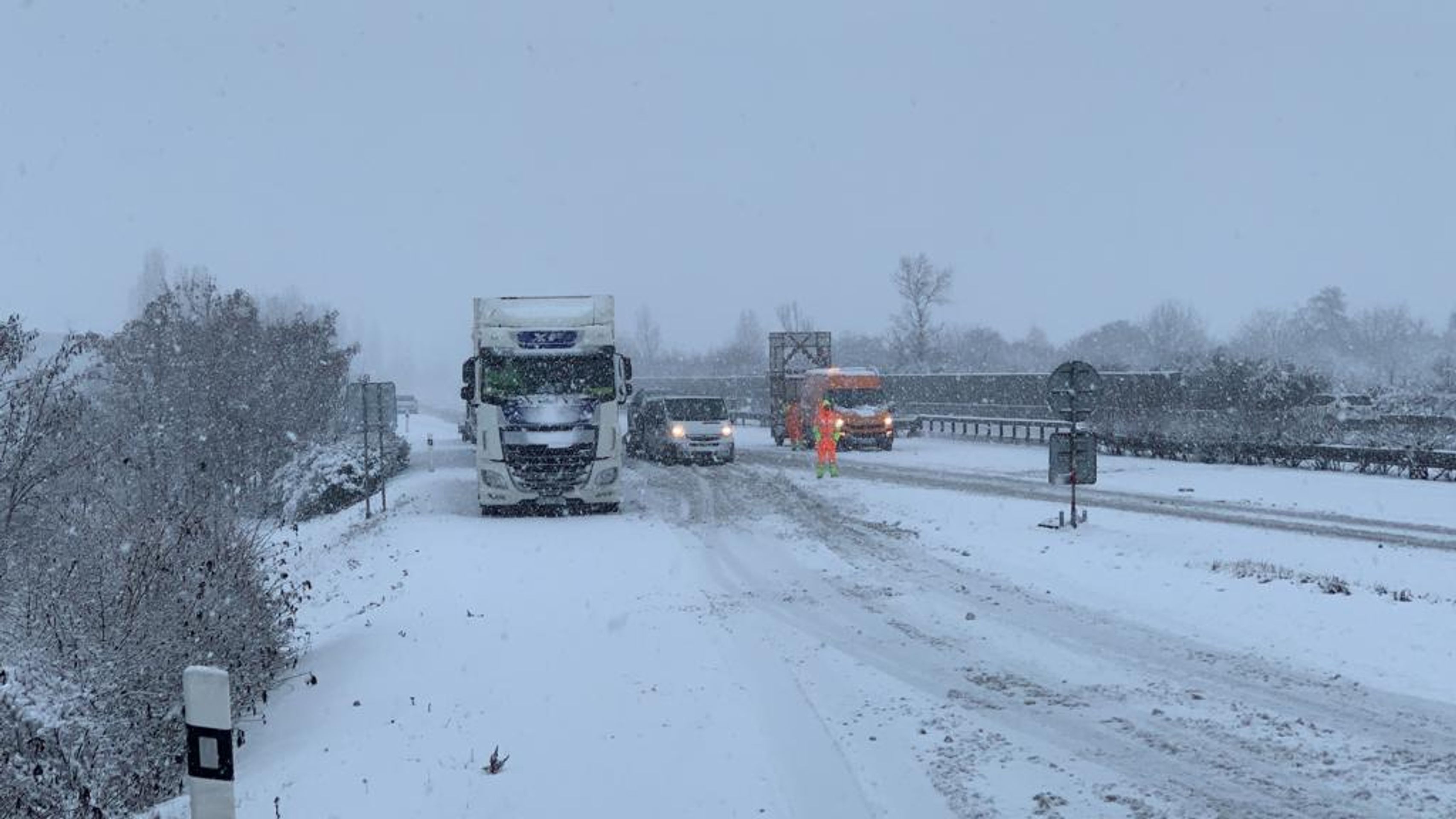 Sníh komplikuje dopravu - 6 - GALERIE: Sníh ochromil dopravu v Česku (7/18)