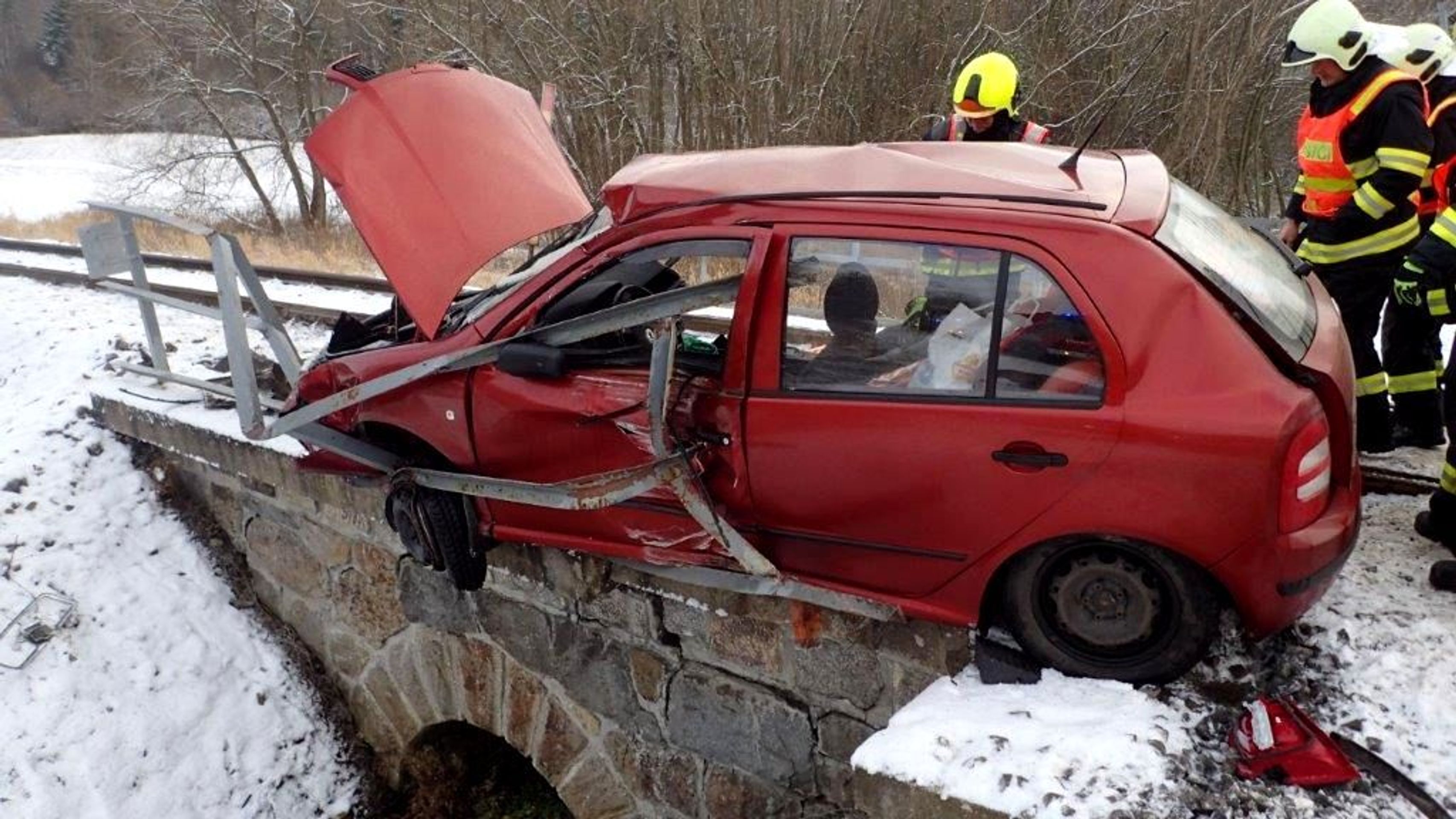 Vlak smetl na přejezdu na Karlovarsku auto - 15 - GALERIE: Nehoda na přejezdu Záhořice (5/19)