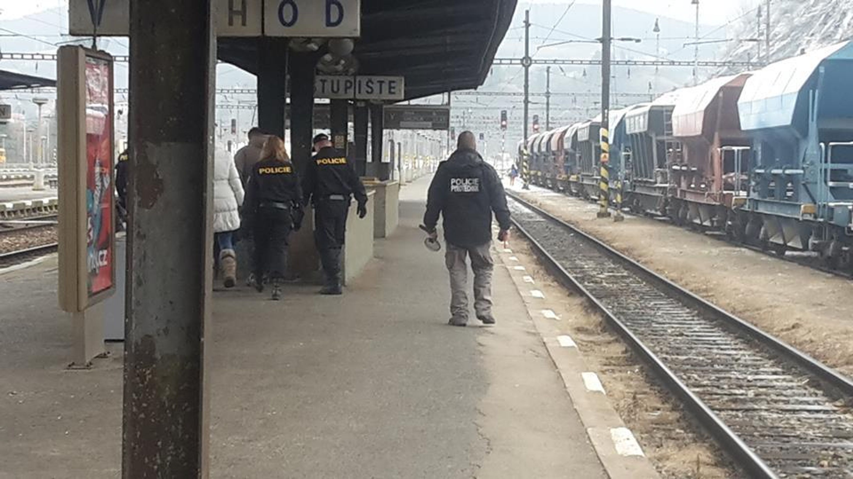 Hrozba bombou v rychlíku! U Berouna evakuují desítky lidí - 4 - GALERIE: Hrozba bombou v rychlíku u Berouna (4/8)