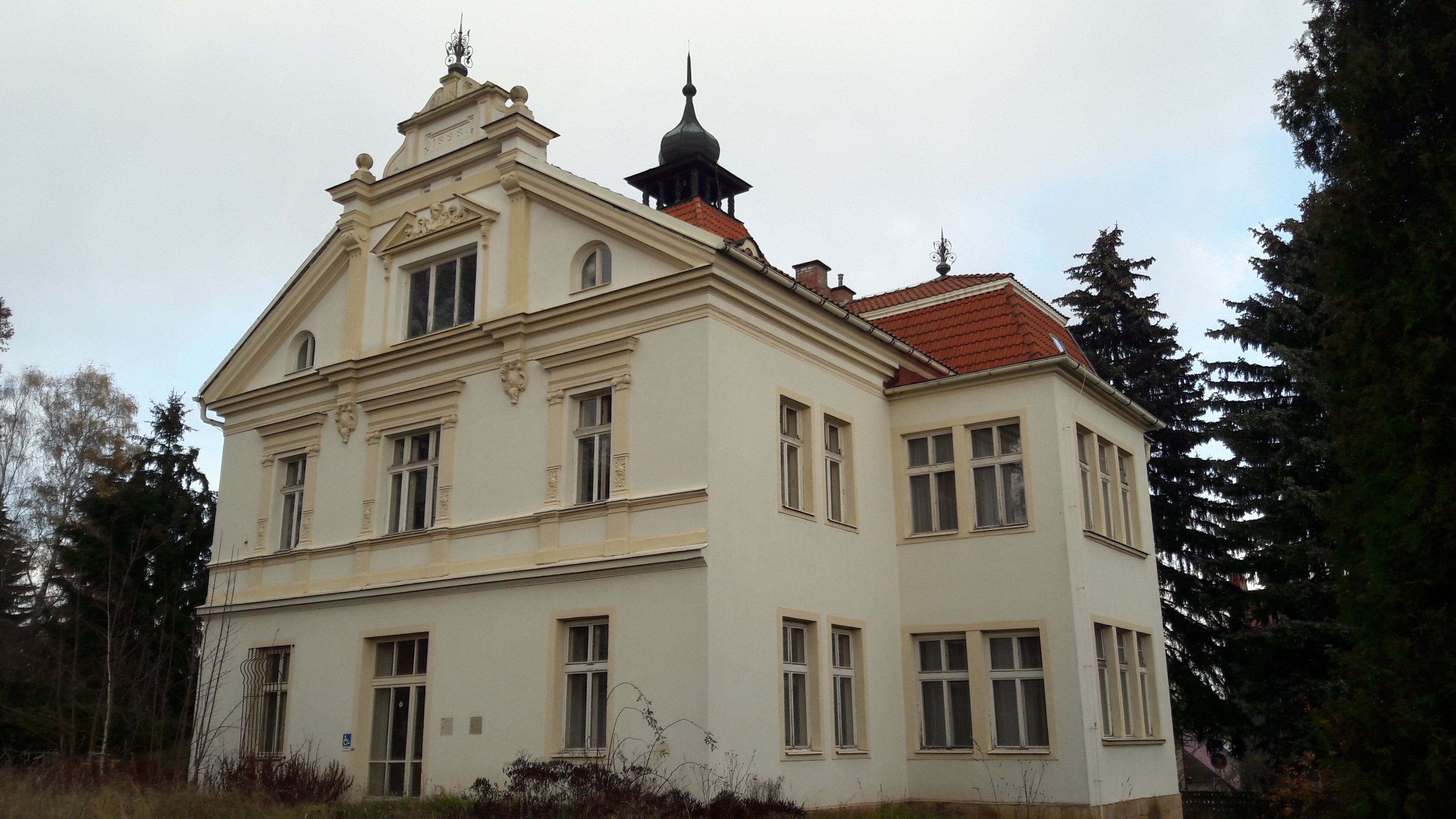 Nabízené nemovitosti ÚZSVM - Schnabelova vila Nová Paka - GALERIE: Nabízené nemovitosti ÚZSVM (3/37)