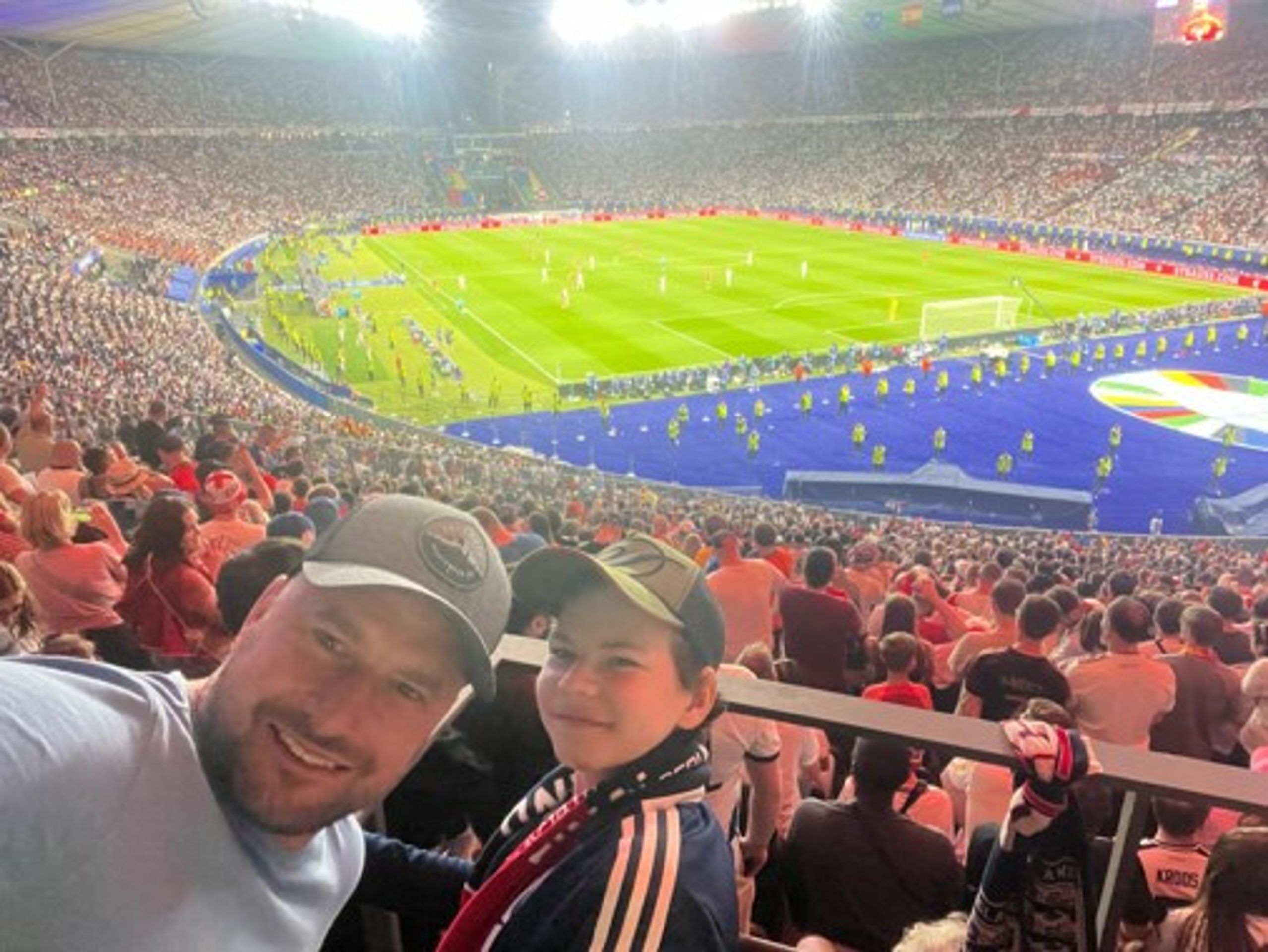 Marek s tátou na fotbale - Marek prodělal těžkou streptokokovou infekci (7/11)