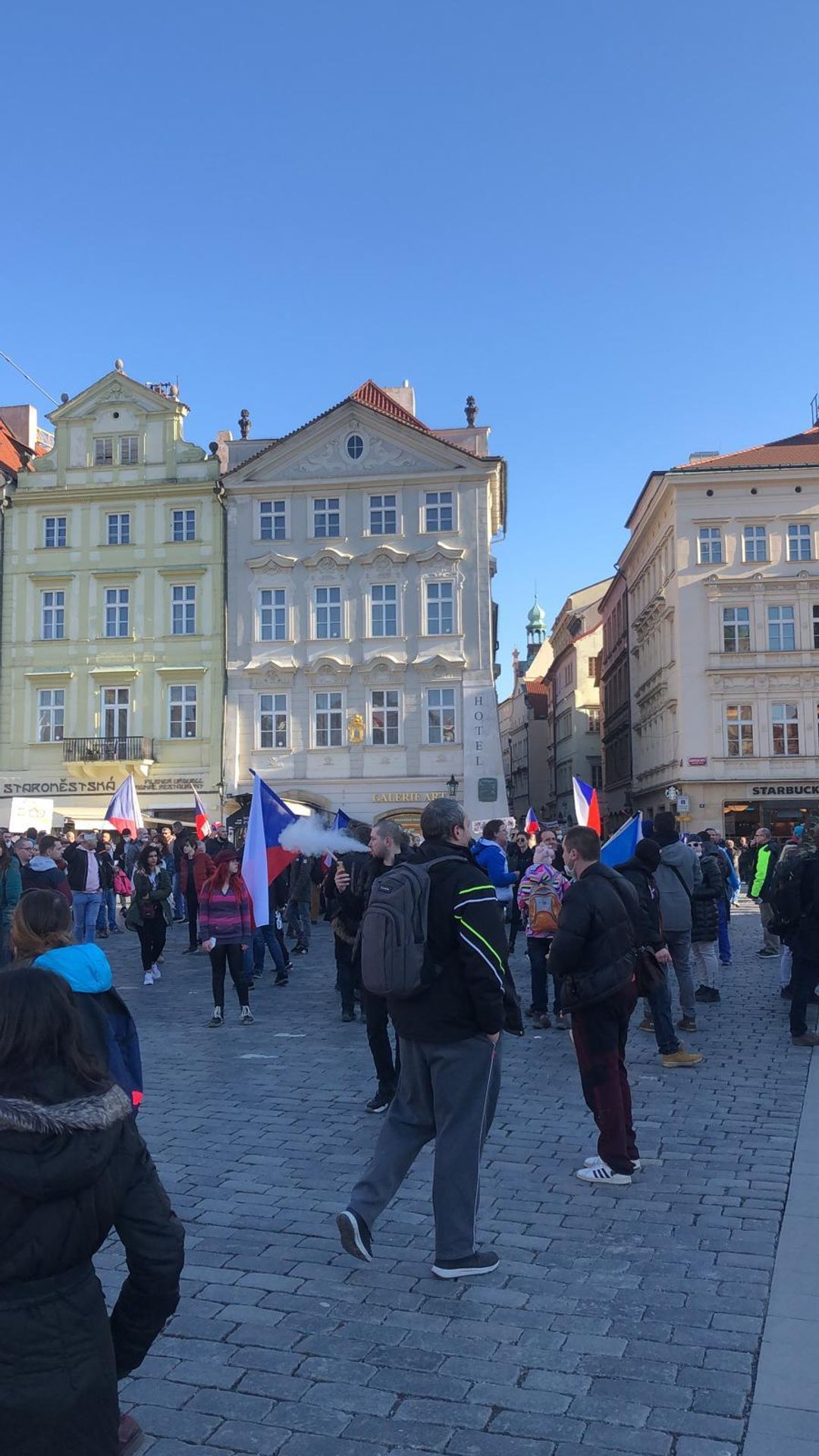 Demonstrace na Staroměstském náměstí - 5 - GALERIE: Lidé v Praze protestují proti vládě (13/13)