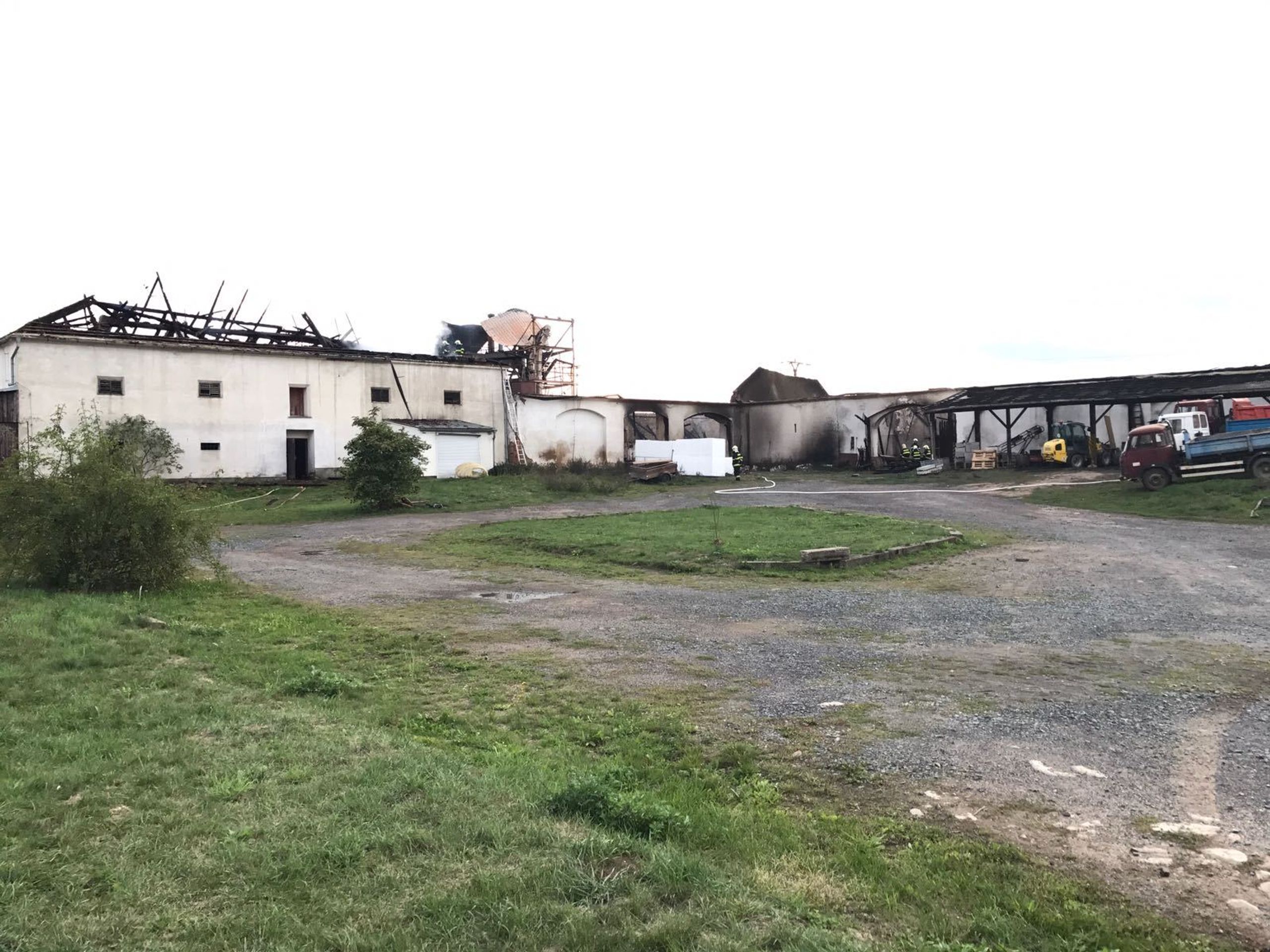 Požár statku v Ouběnicích na Příbramsku - 1 - GALERIE: Požár statku v Ouběnicích na Příbramsku (1/6)