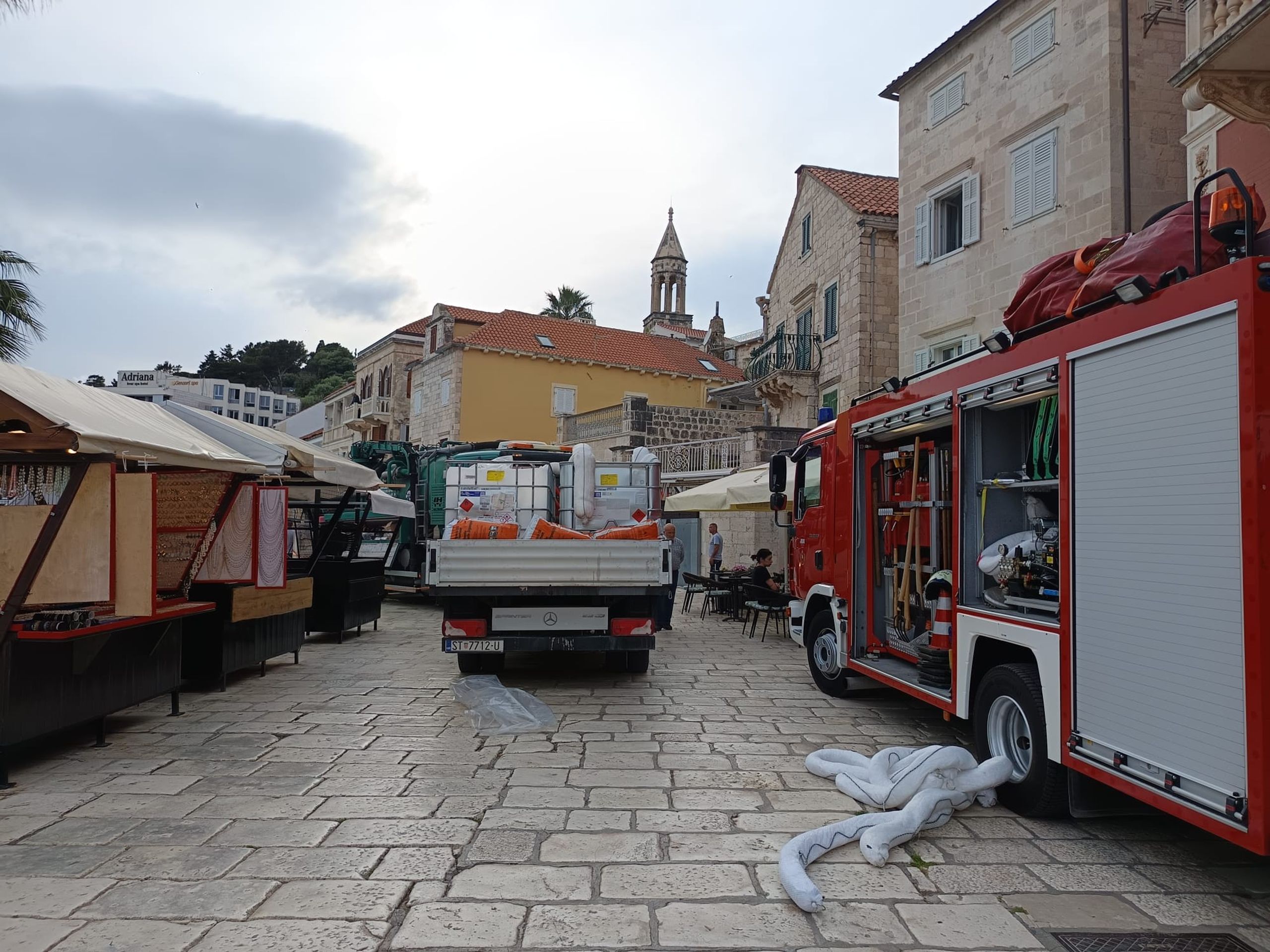 Únik nafty na ostrově Hvar - Únik nafty na ostrově Hvar (7/11)