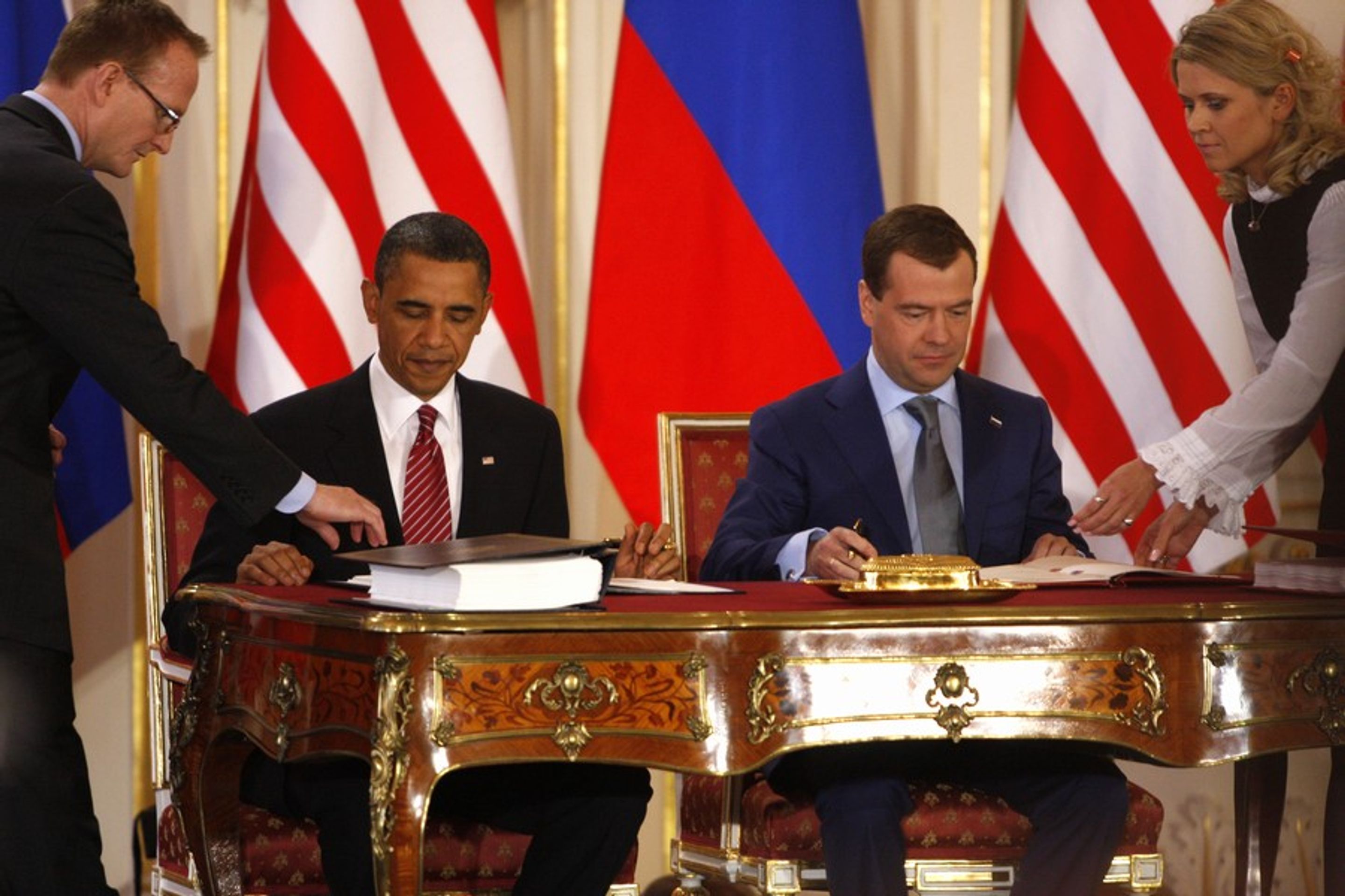 Obama a Medveděv v sále-3 - GALERIE: Obama a Medveděv podepisují smlouvu o odzbrojení (2/26)