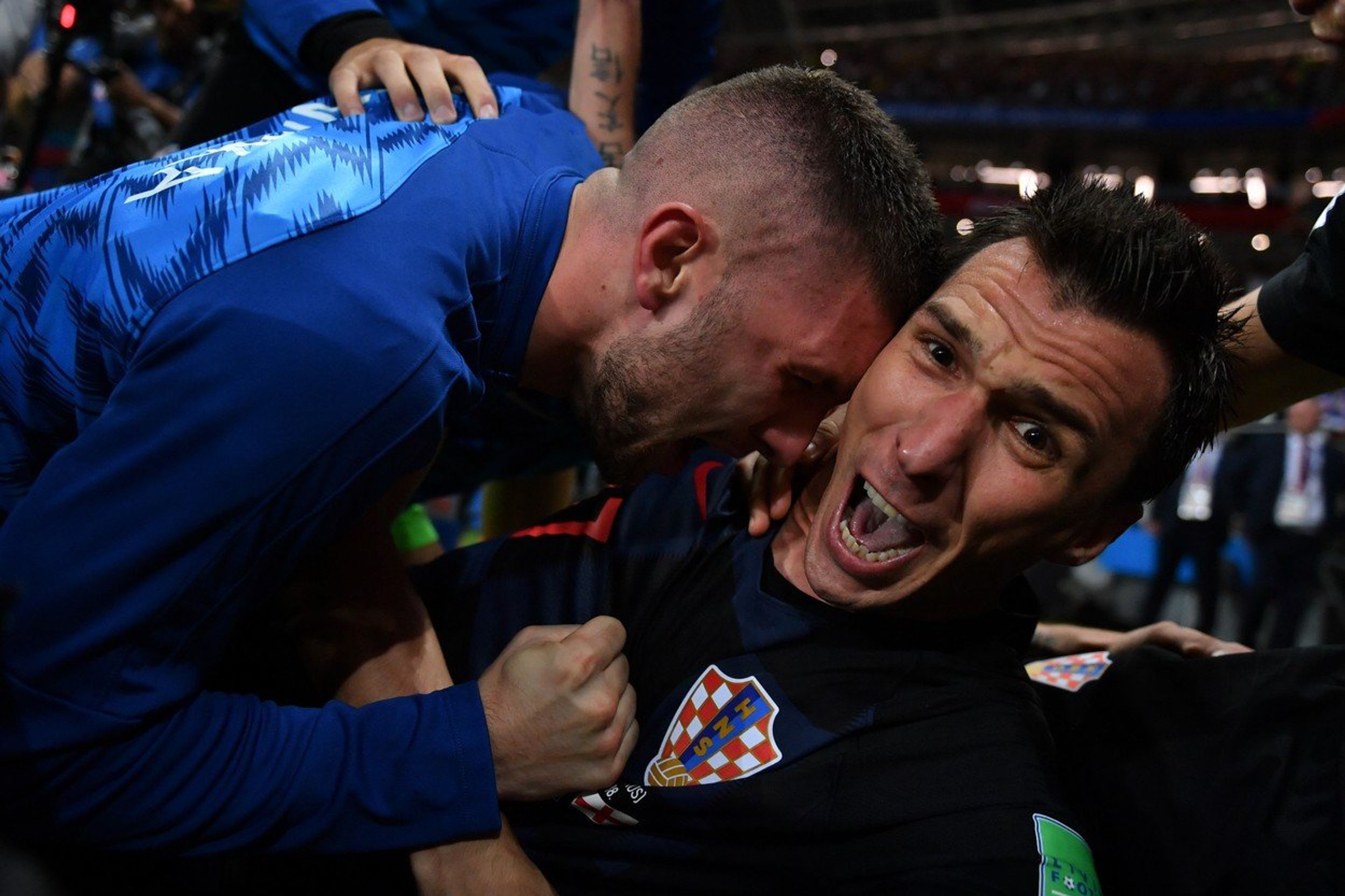 Radost chorvastkých fotbalistů - GALERIE: Chorvaté zavalili fotografa a on pak pořídil úchvatné fotky (4/6)
