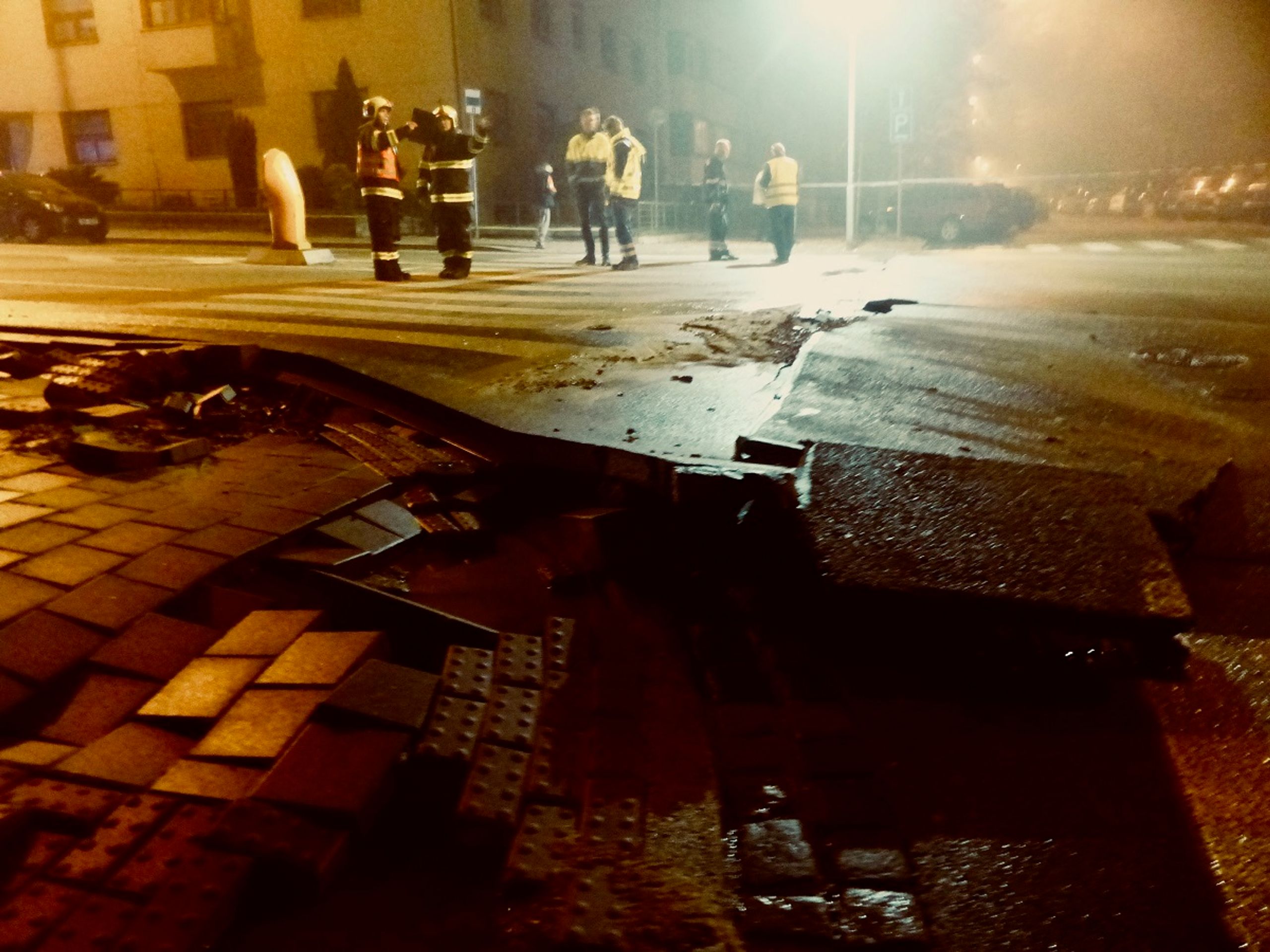 V Brně prasklo potrubí, voda zalila ulici - 9 - GALERIE: V Brně v noci prasklo vodovodní potrubí, ulici zalila voda (5/13)