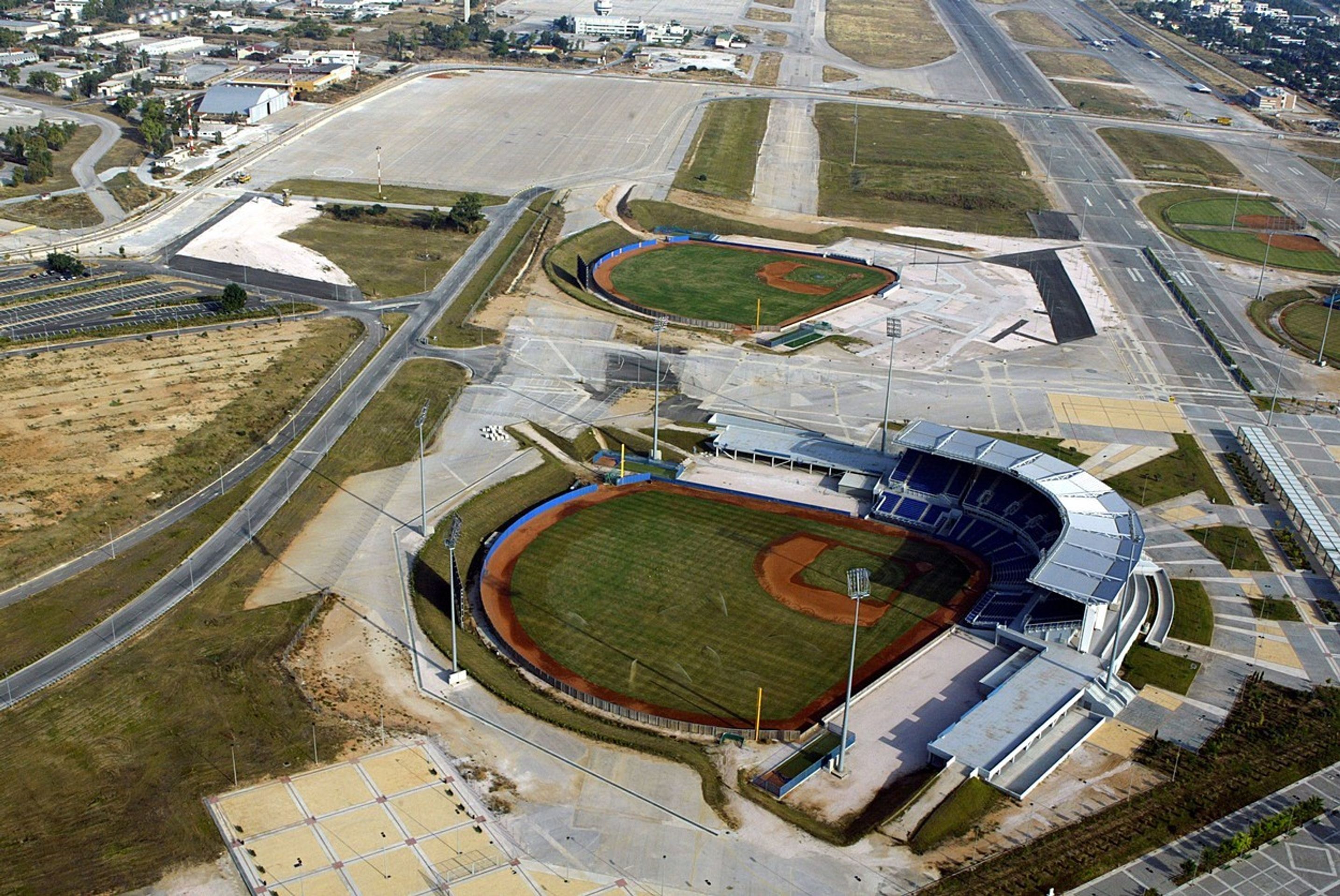 Olympijský baseballový stadion uprostřed opuštěného letiště Hellinikon - GALERIE: Místo Hellinikon - fašisté, CIA, olympiáda, uprchlíci (2/9)