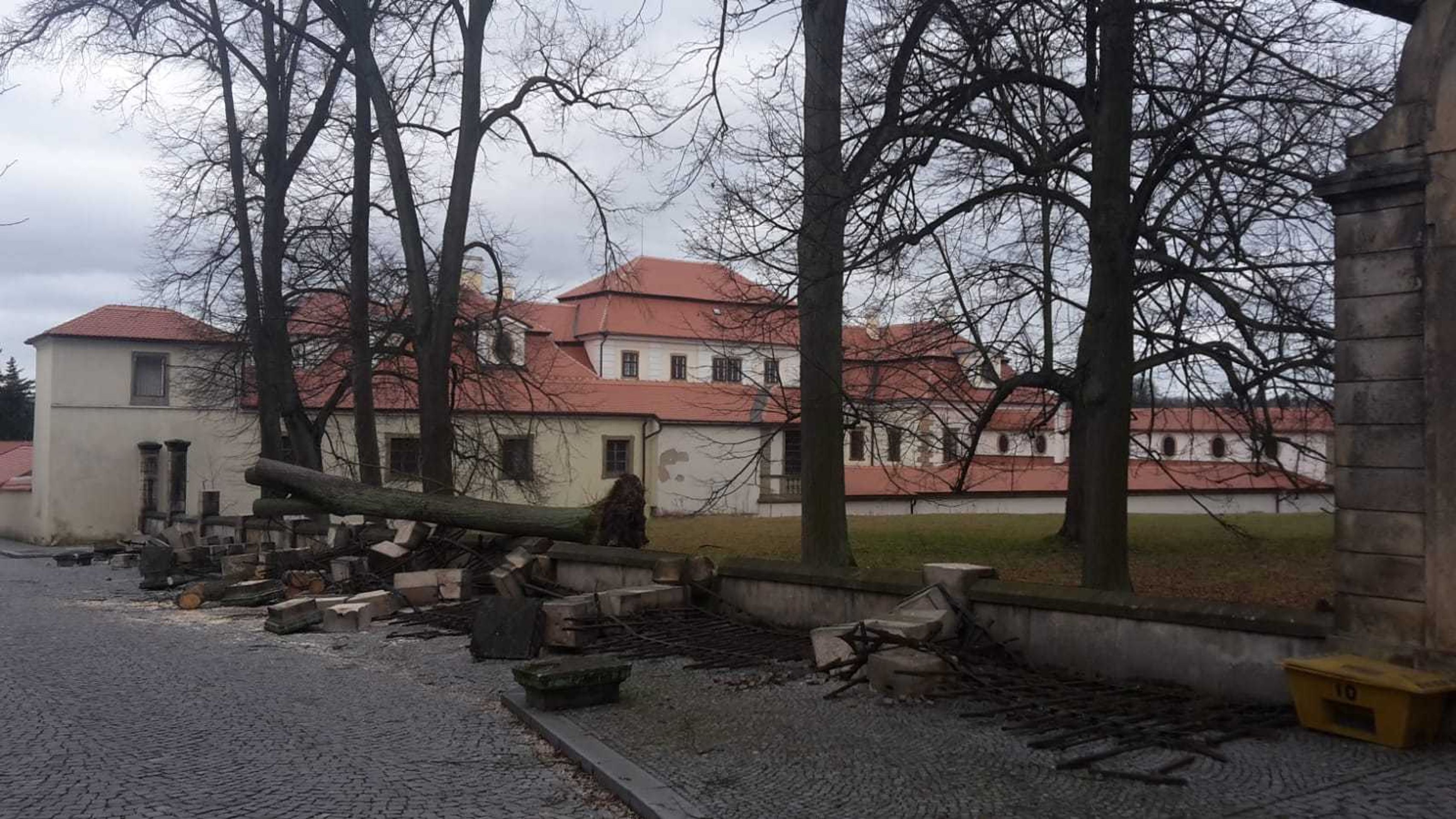 Strom spadl na zeď kostela Svaté trojice v Rychnově nad Kněžnou - 2 - GALERIE: V Česku udeřil silný vítr (24/26)