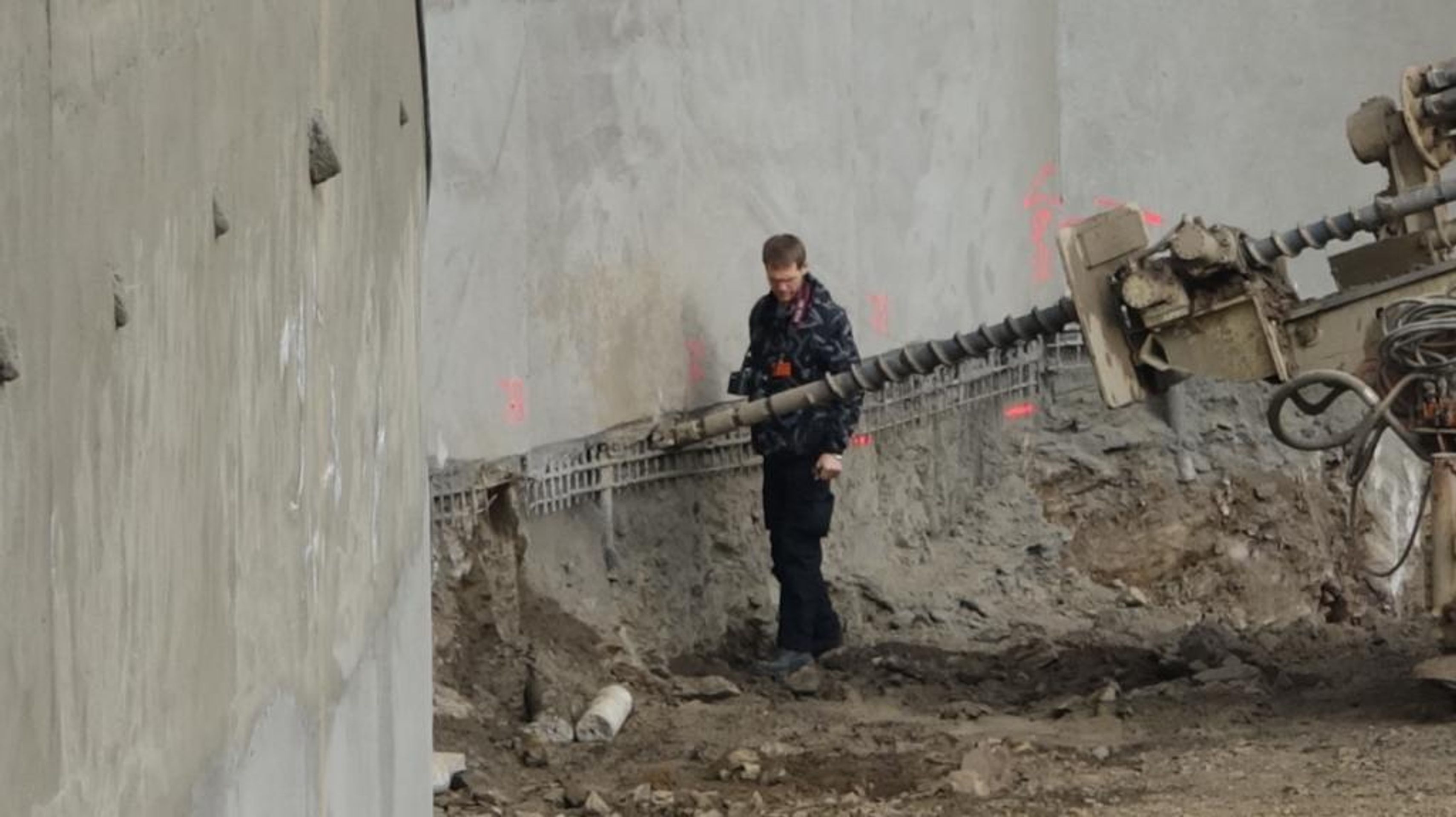 Metro v Praze nejede - staveniště - 2 - GALERIE: Pražské metro ochromila nehoda - stroj prorazil tubus (10/11)