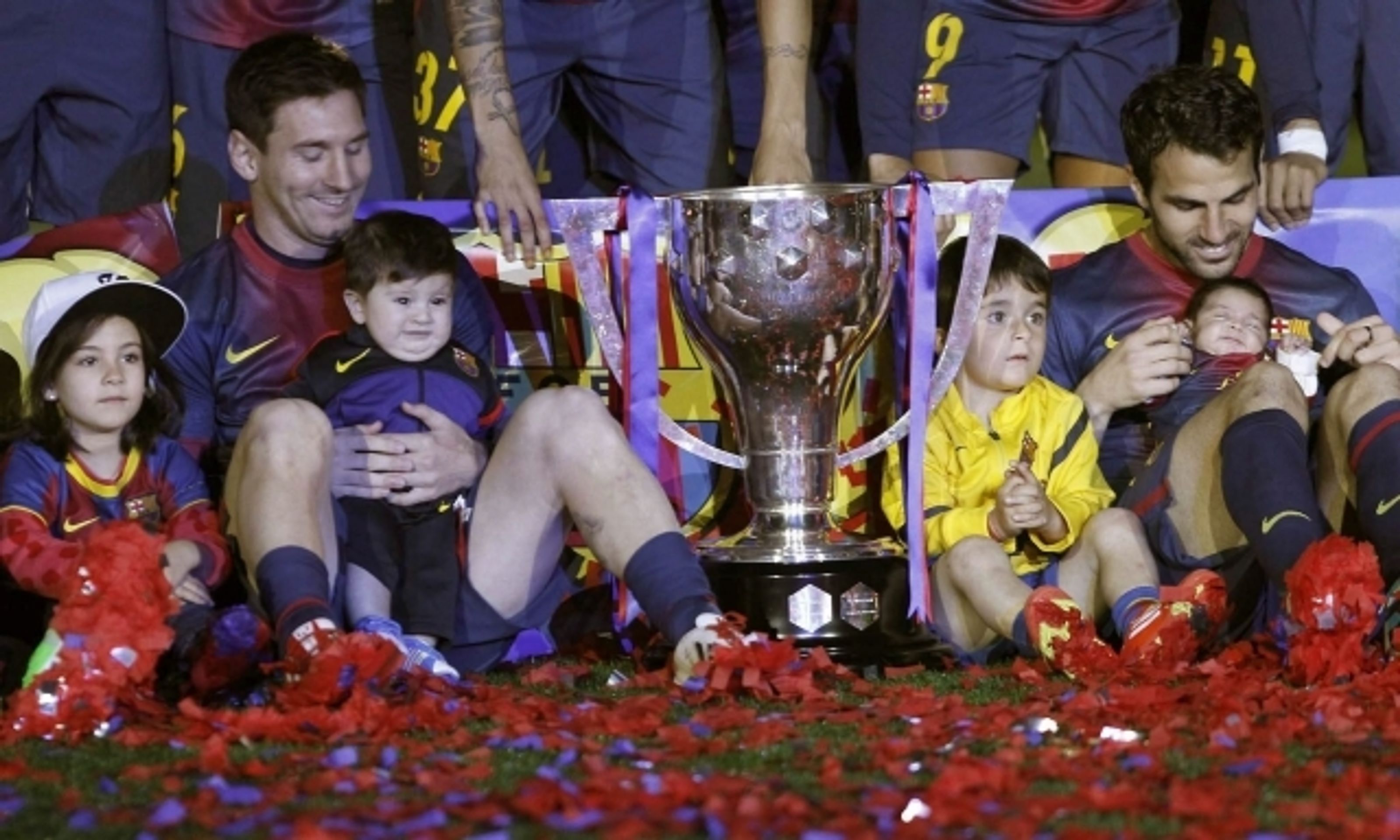 Messi slavil titul se synem - 4 - GALERIE: Messi slavil titul se synem (4/5)