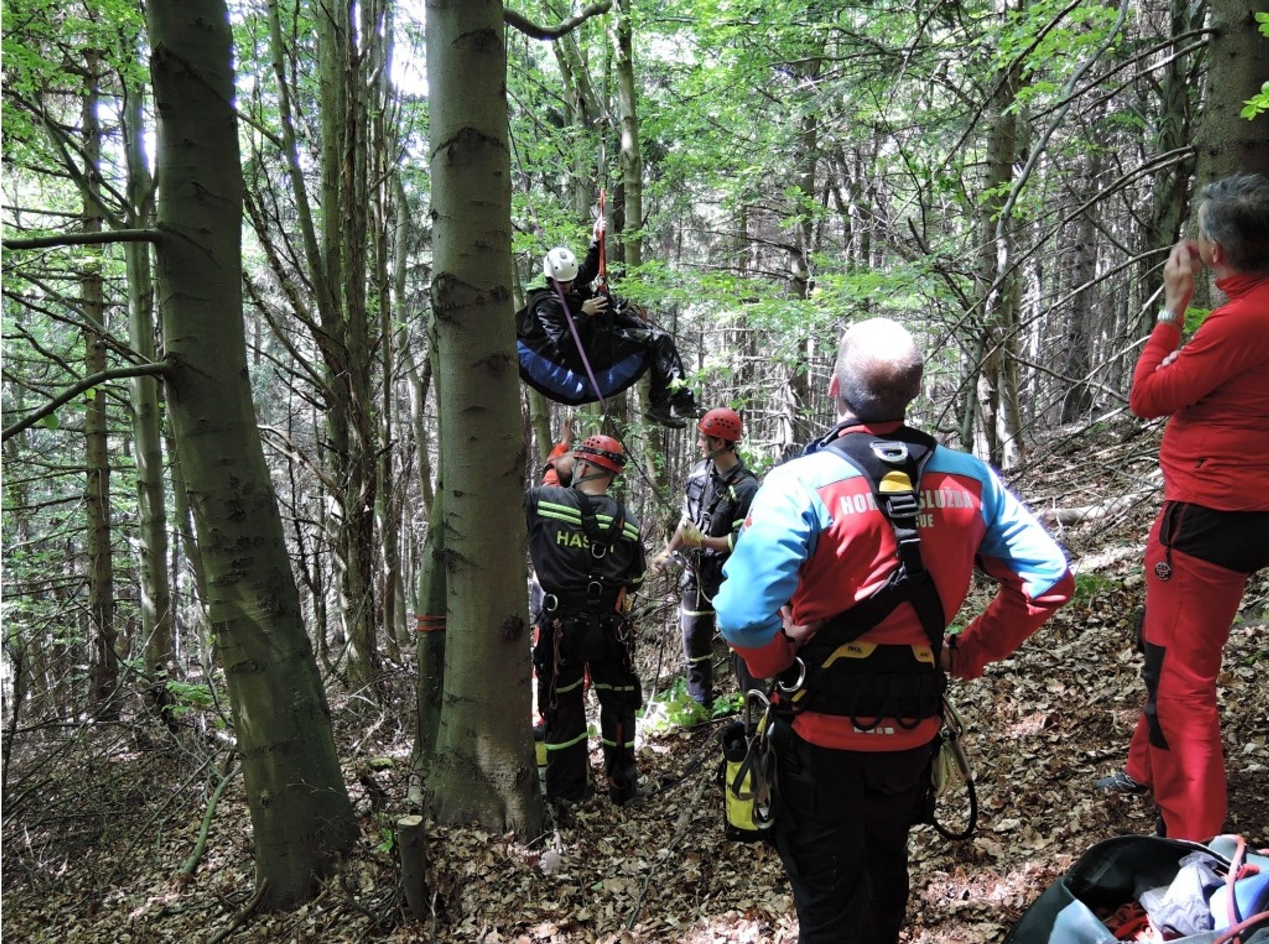 Záchrana paraglidisty na Kozákově - 1 - GALERIE: Záchrana paraglidisty na Kozákově (1/4)