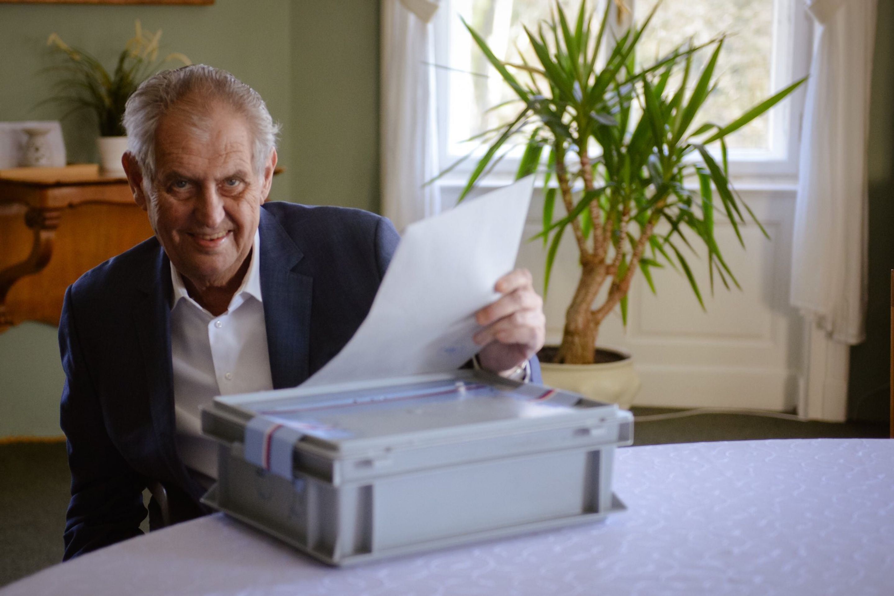 Miloš Zeman volí do sněmovny - 3 - Miloš Zeman volí do sněmovny (3/7)