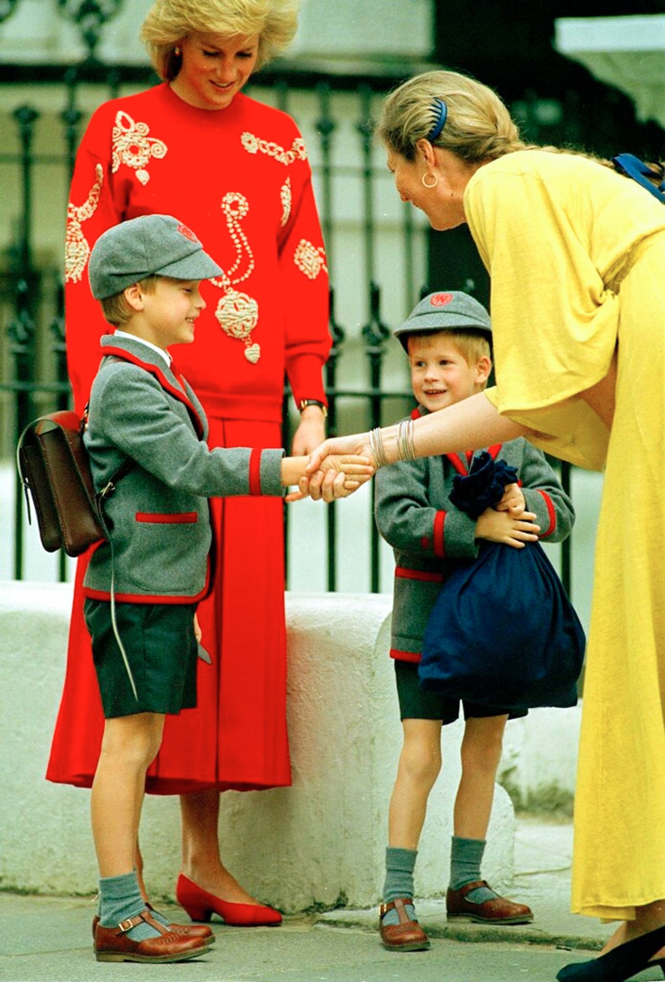 Princezna Diana vede prince Harryho a Williama do školy, 11. září 1989 - Královská rodina (18/23)