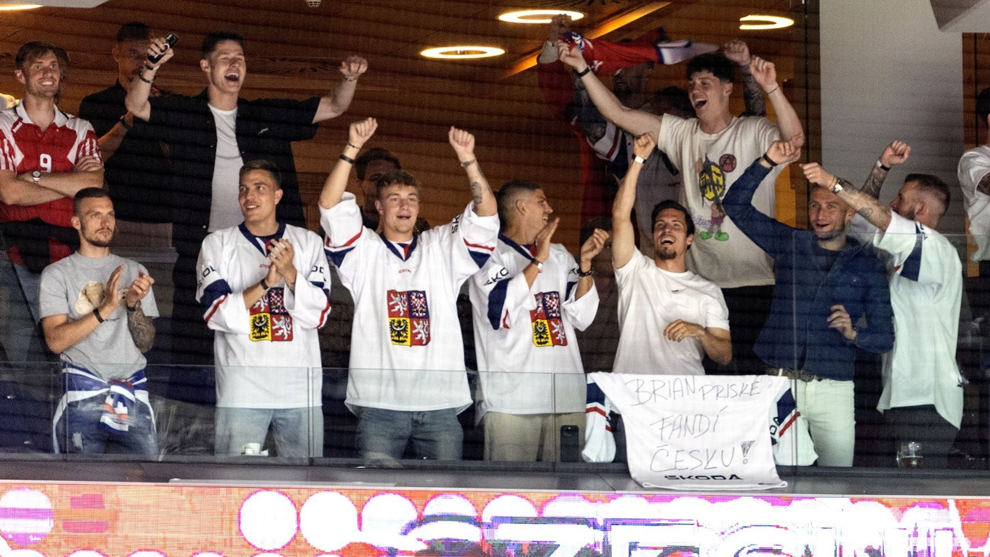 Fotbalisté pražské Sparty na hokejovém mistrovství světa - Celebrity na hokejovém mistrovství světa (6/7)
