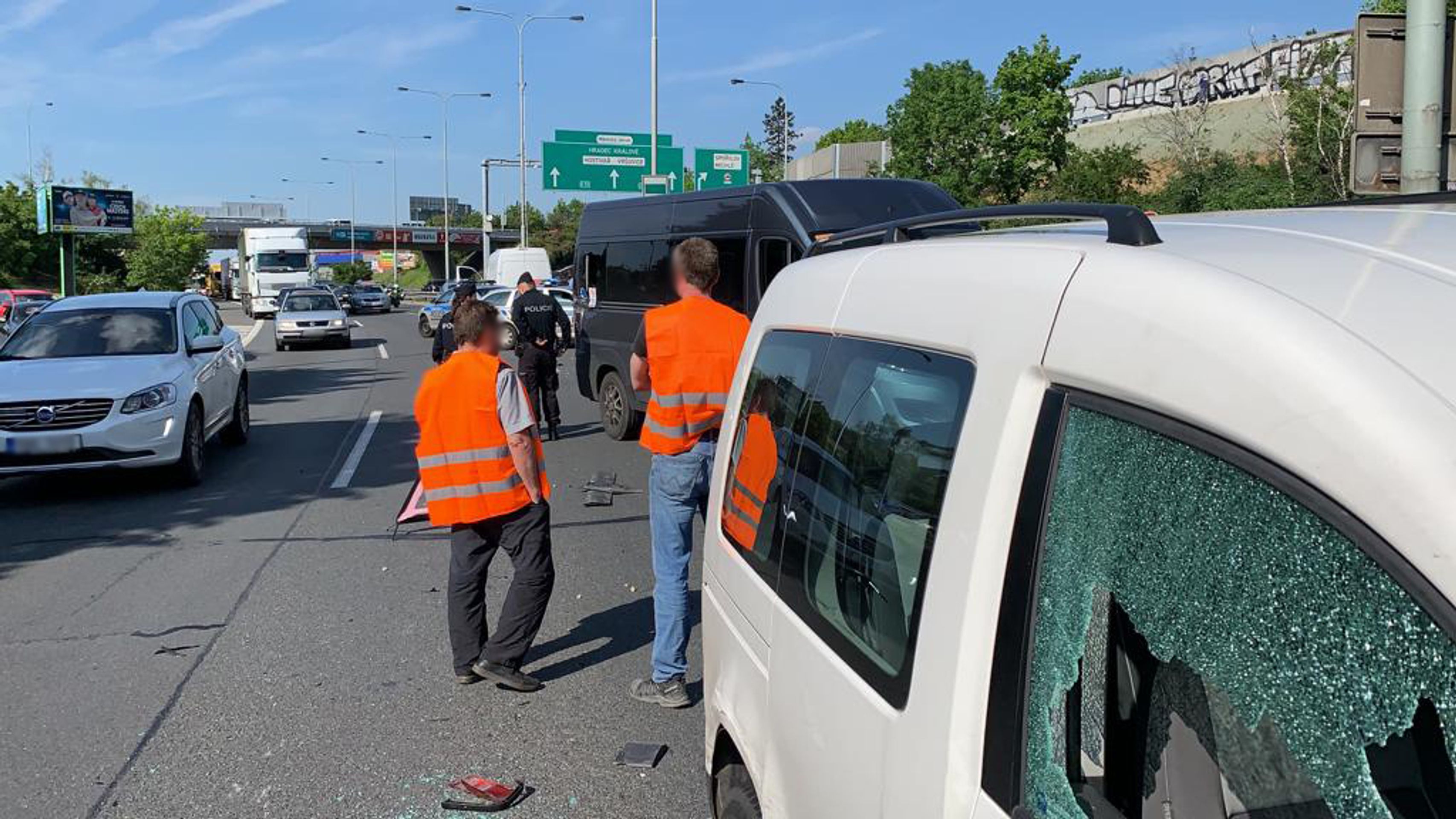 Řidiče jedoucího v protisměru na Jižní spojce zastavila střelbou policie - 4 - GALERIE: Řidiče jedoucího v protisměru na Jižní spojce zastavila střelbou policie (4/9)
