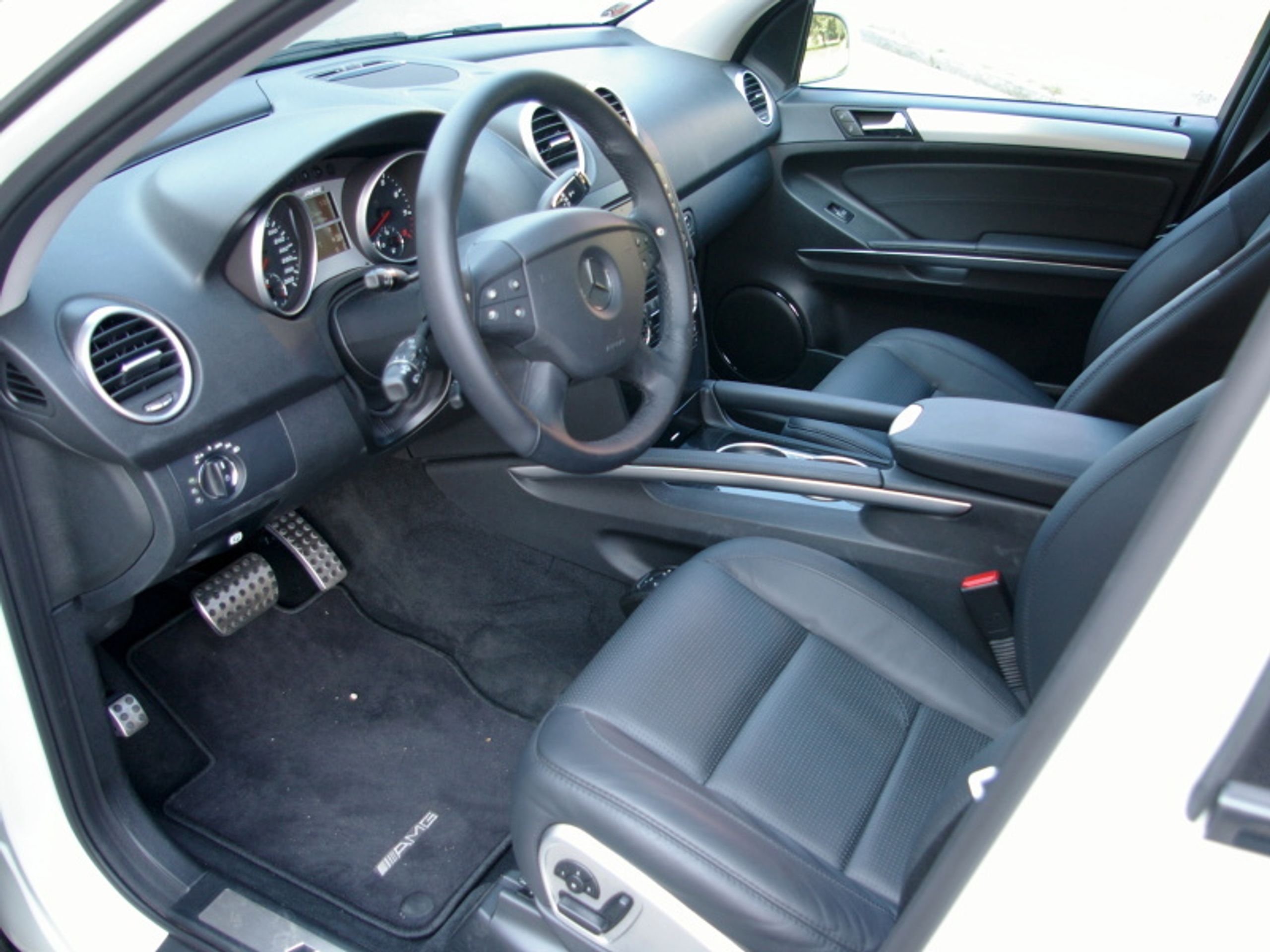 Mercedes-Benz ML 63 AMG - GALERIE Mercedes ML 63 AMG (6/8)