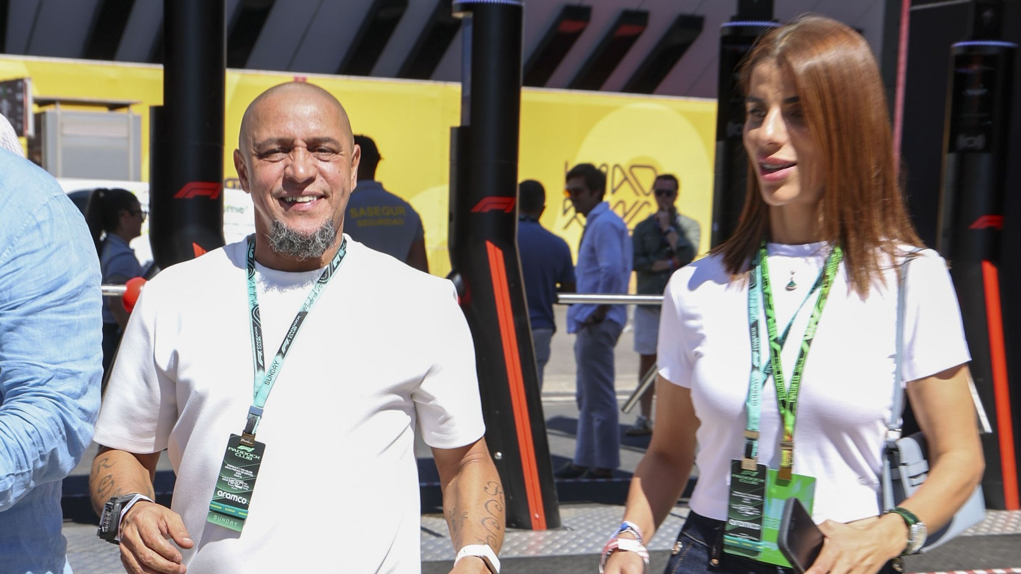 Bývalý fotbalista Roberto Carlos s manželkou Souhailou Al-Tahiriovou na Velké ceně Španělska - Celebrity na Velké ceně Španělska (2/9)