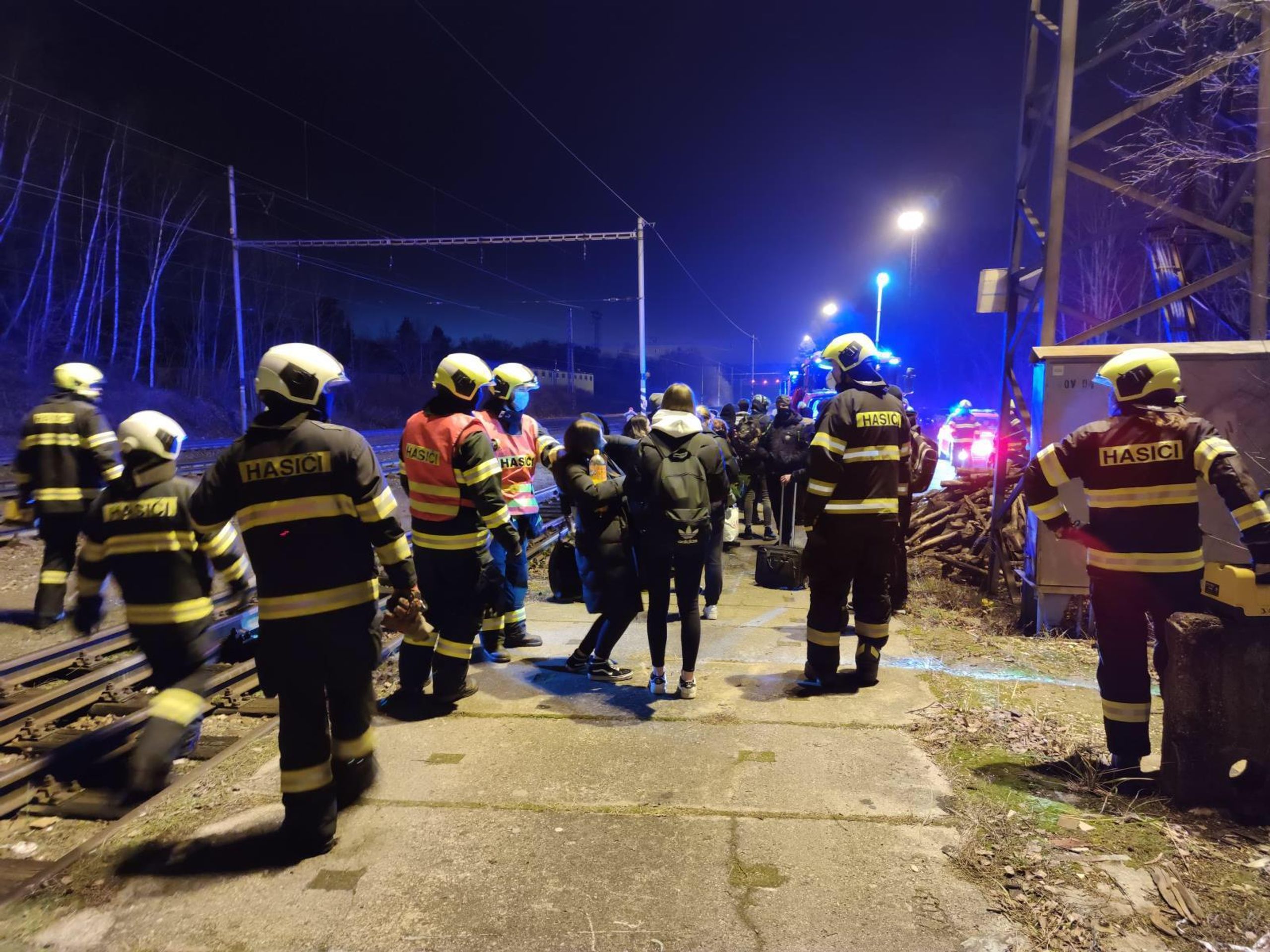 V Hluboké nad Vltavou vykolejil vlak - 2 - GALERIE: Na jihu Čech vykolejil vlak (2/4)