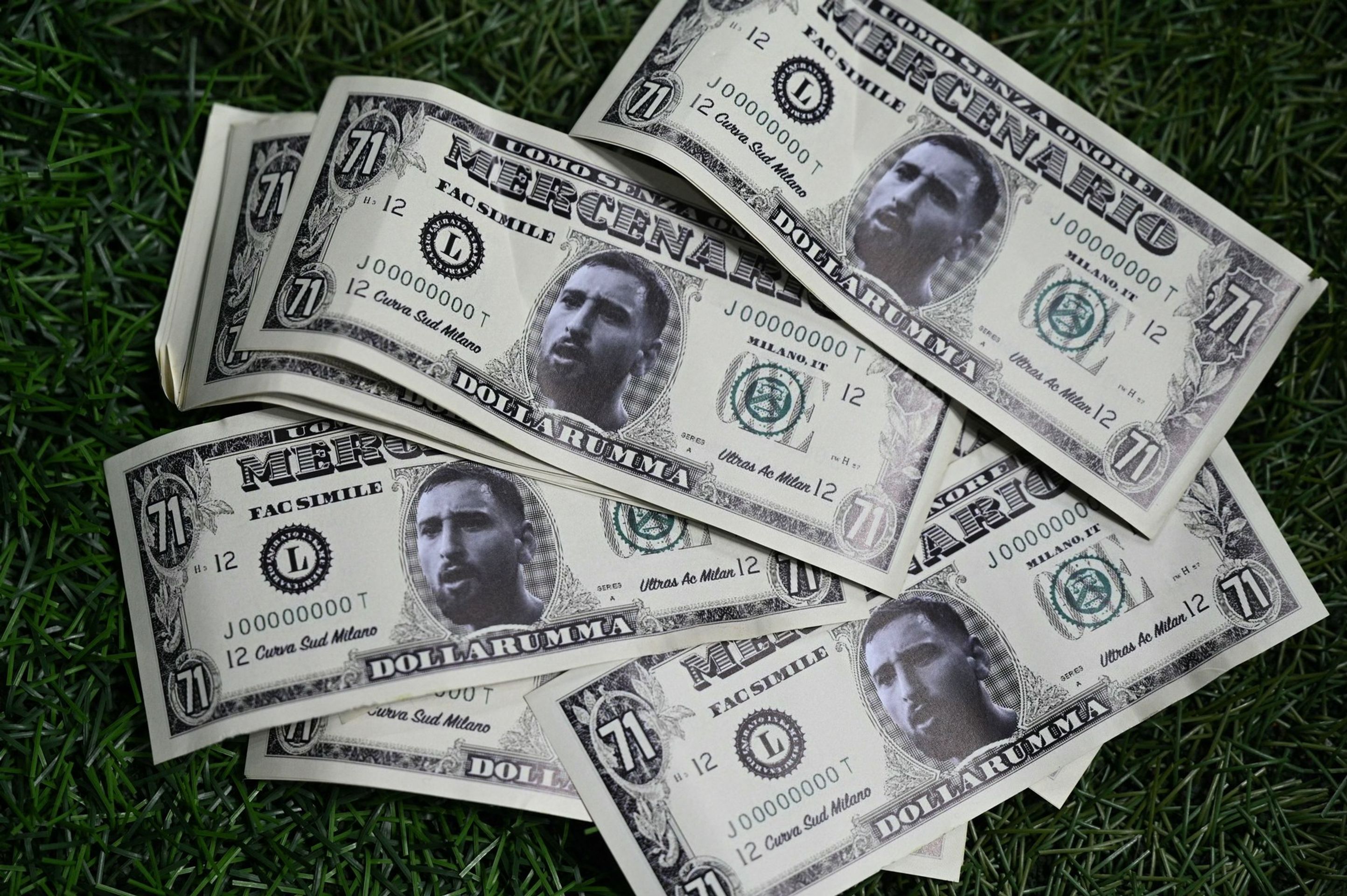 Peníze s podobiznou Donnarummy naházené na hřiště - Fanoušci AC naházeli bankovky na hřiště (7/8)