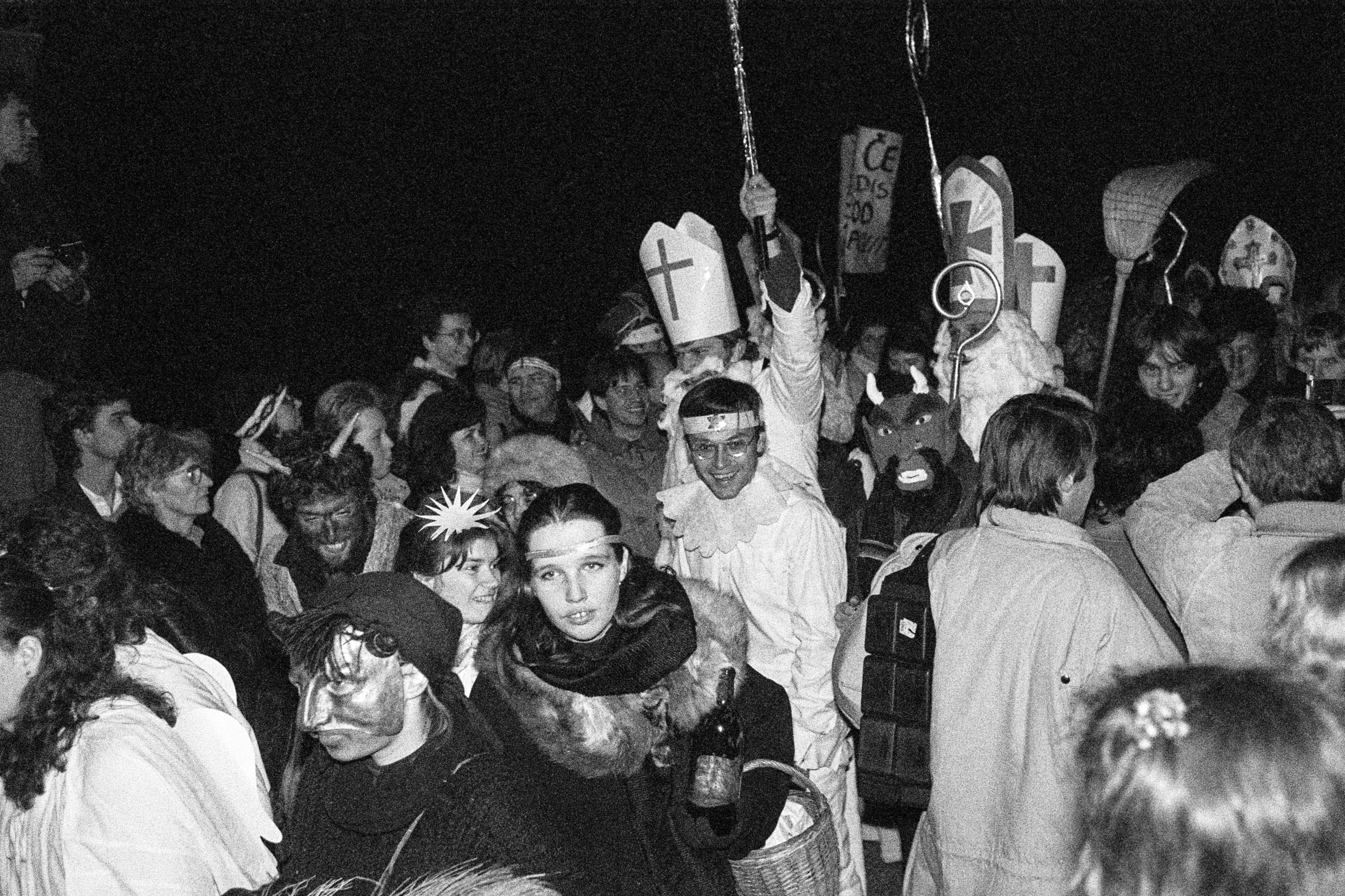 Historické fotografie z revolučního roku 1989 - 9 - GALERIE: Historické fotografie z revolučního roku 1989 (9/20)