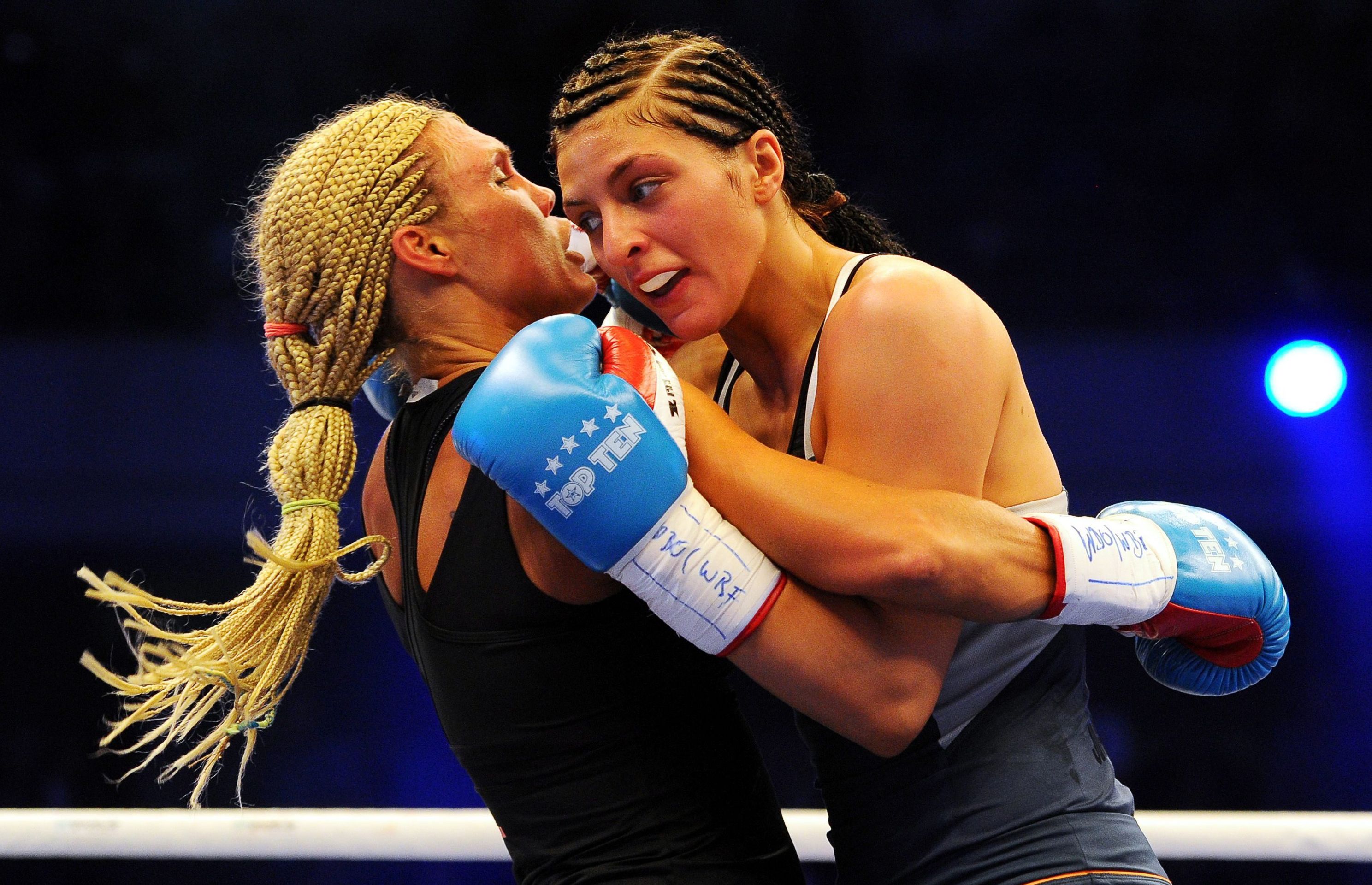 Mikaela Laurenová, Christina Hammerová - 9 - GALERIE: Boxerka zaskočila soupeřku polibkem (2/15)