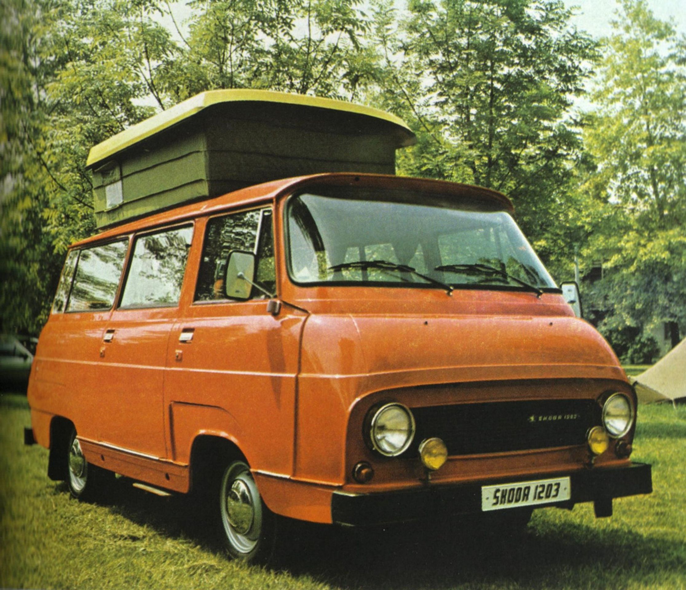 Kultovní Škoda 1203 - 44 - Fotogalerie: Kultovní “dvanda“ slaví. Podívejte se na originální úpravy (12/39)