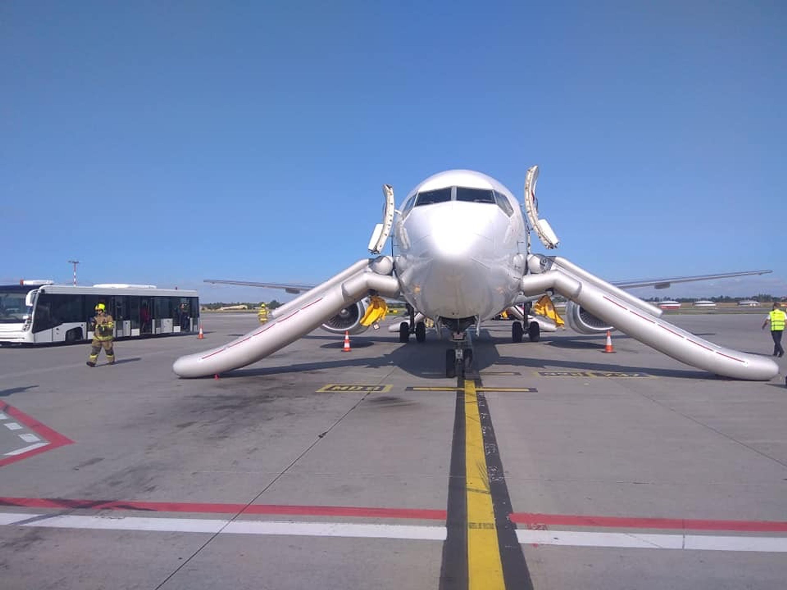 Evakuované letadlo Tunisair 2 - GALERIE: Evakuace Tunisair na ruzyňském Letišti Václava Havla (1/8)