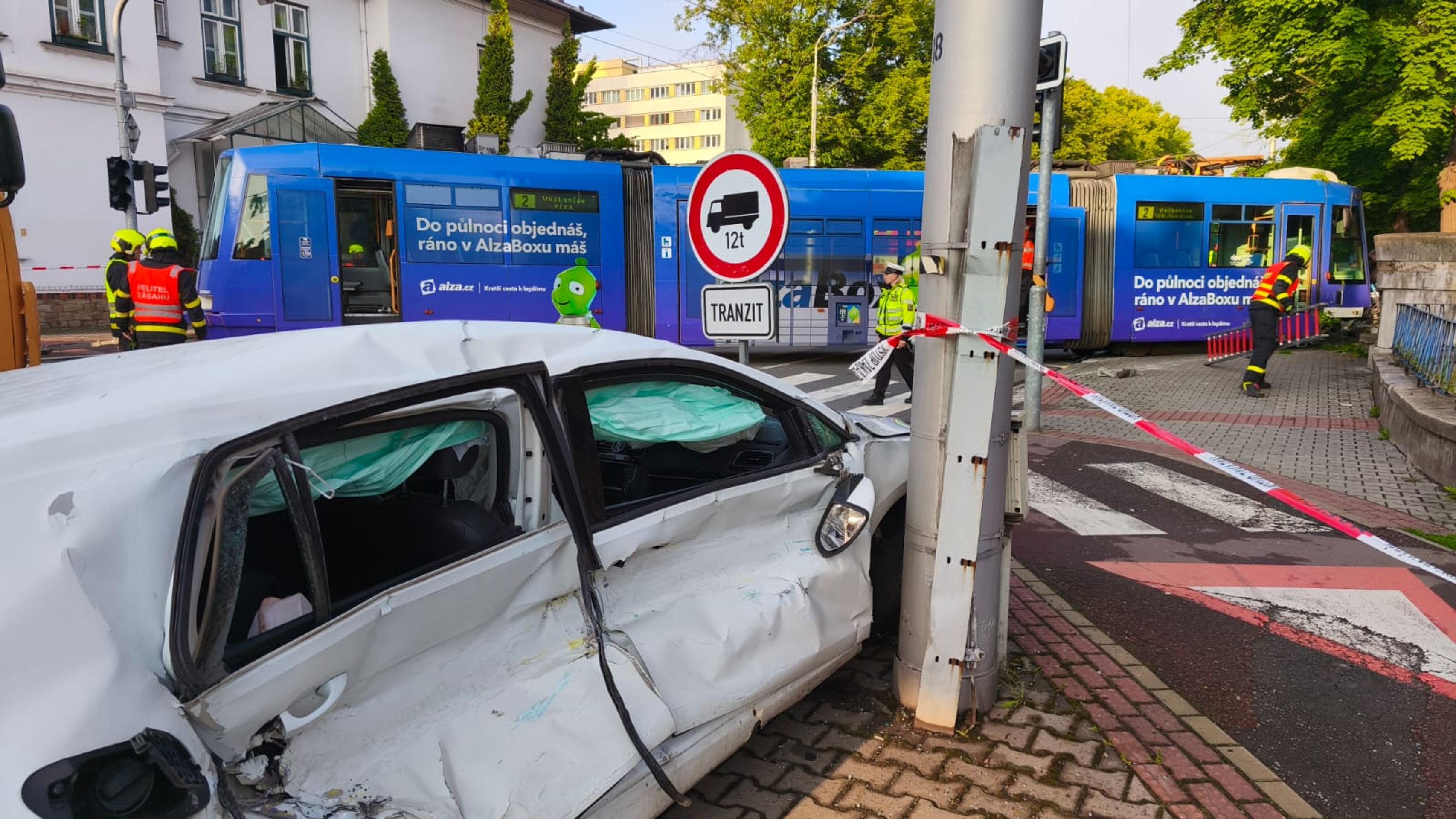 Nehoda tramvaje a osobního automobilu v Ostravě-Vítkovicích – 5 - Nehoda tramvaje a osobního automobilu v Ostravě (4/5)