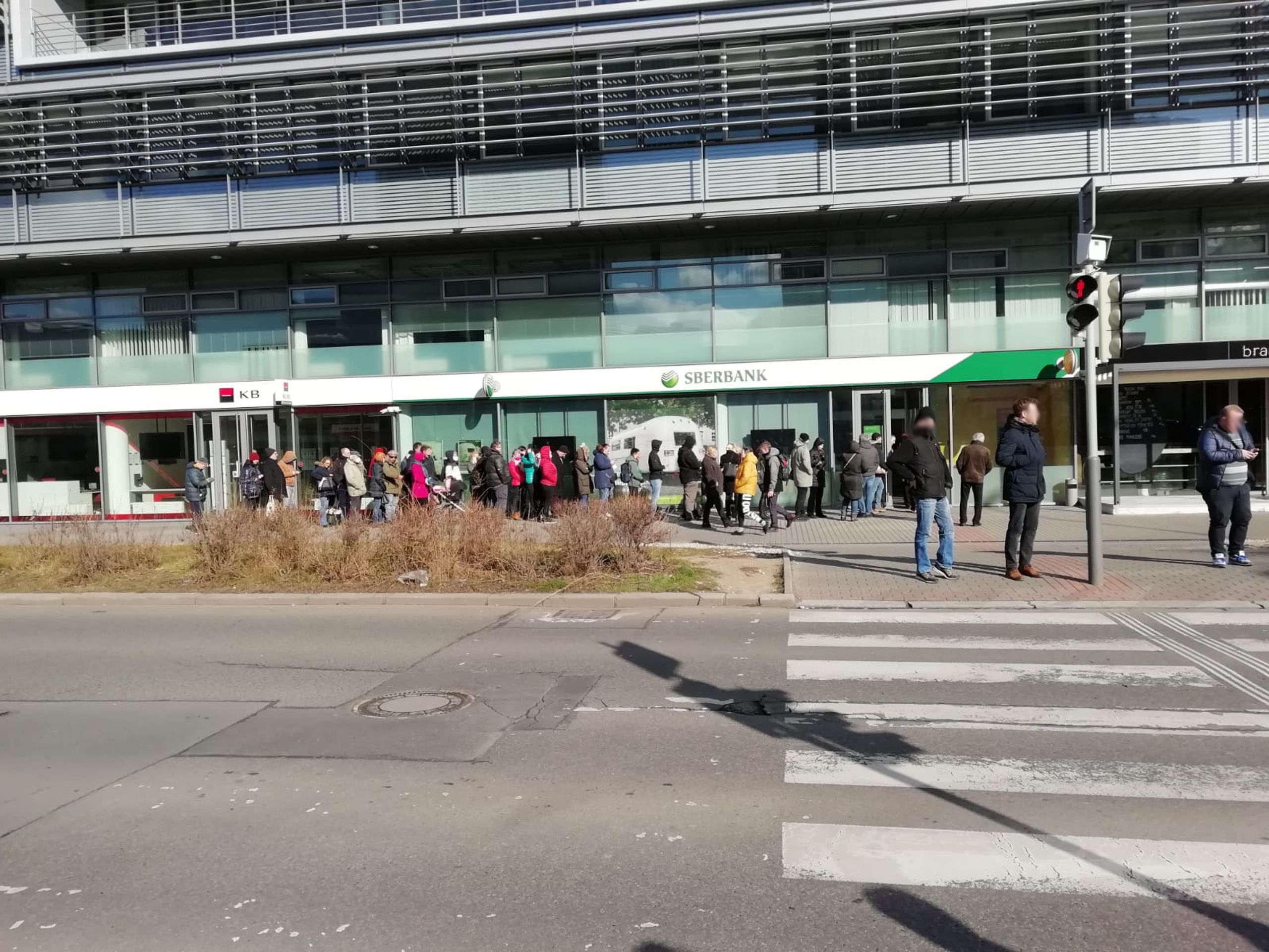 Fronty lidí před bankou Sberbank (5) - Fronty lidí před bankou Sberbank (1/5)