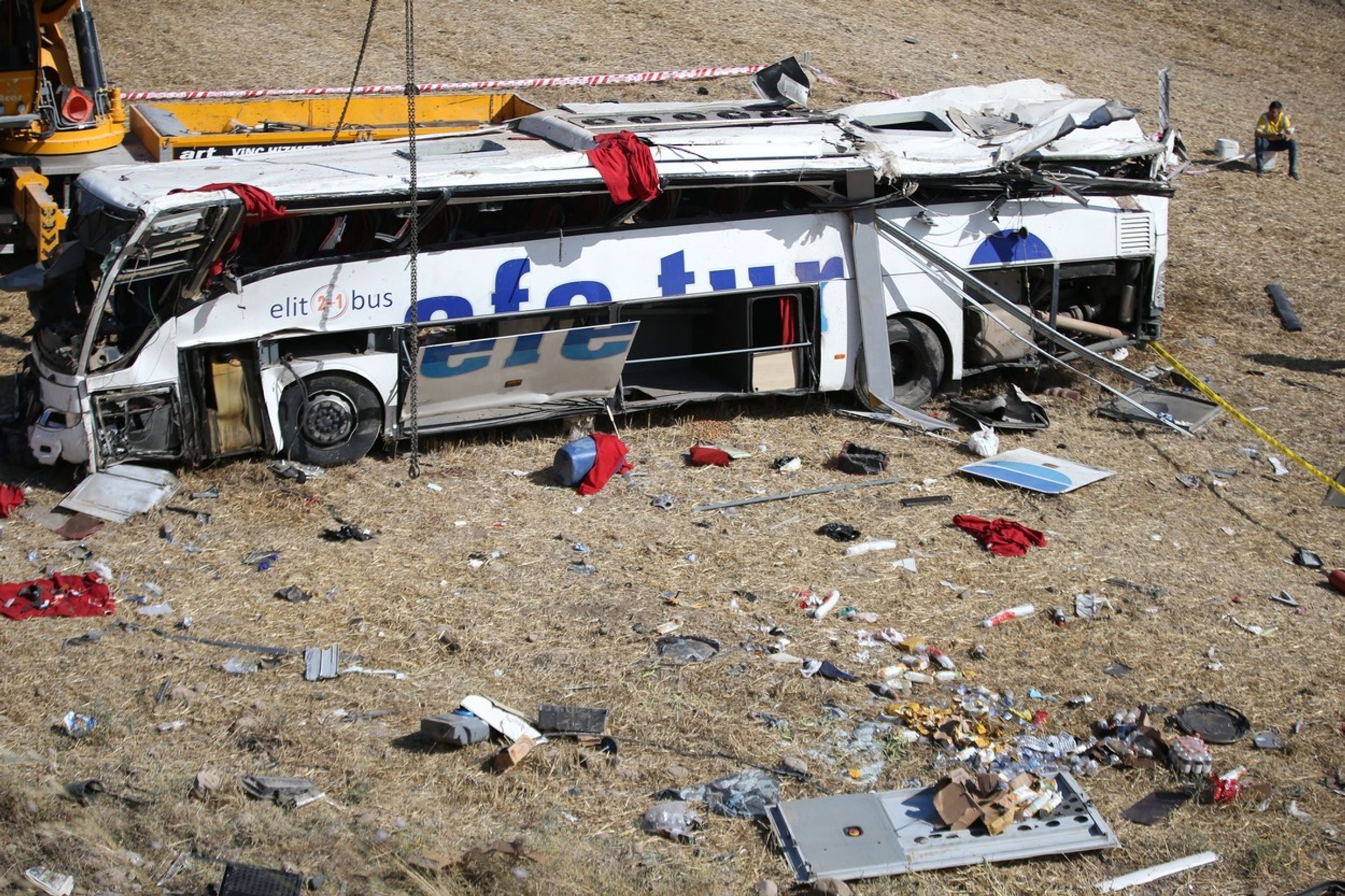 Nehoda autobusu v Turecku s 15 mrtvými a 17 zraněnými - 4 - GALERIE: Nehoda autobusu v Turecku s 15 mrtvými a 17 zraněnými (1/4)